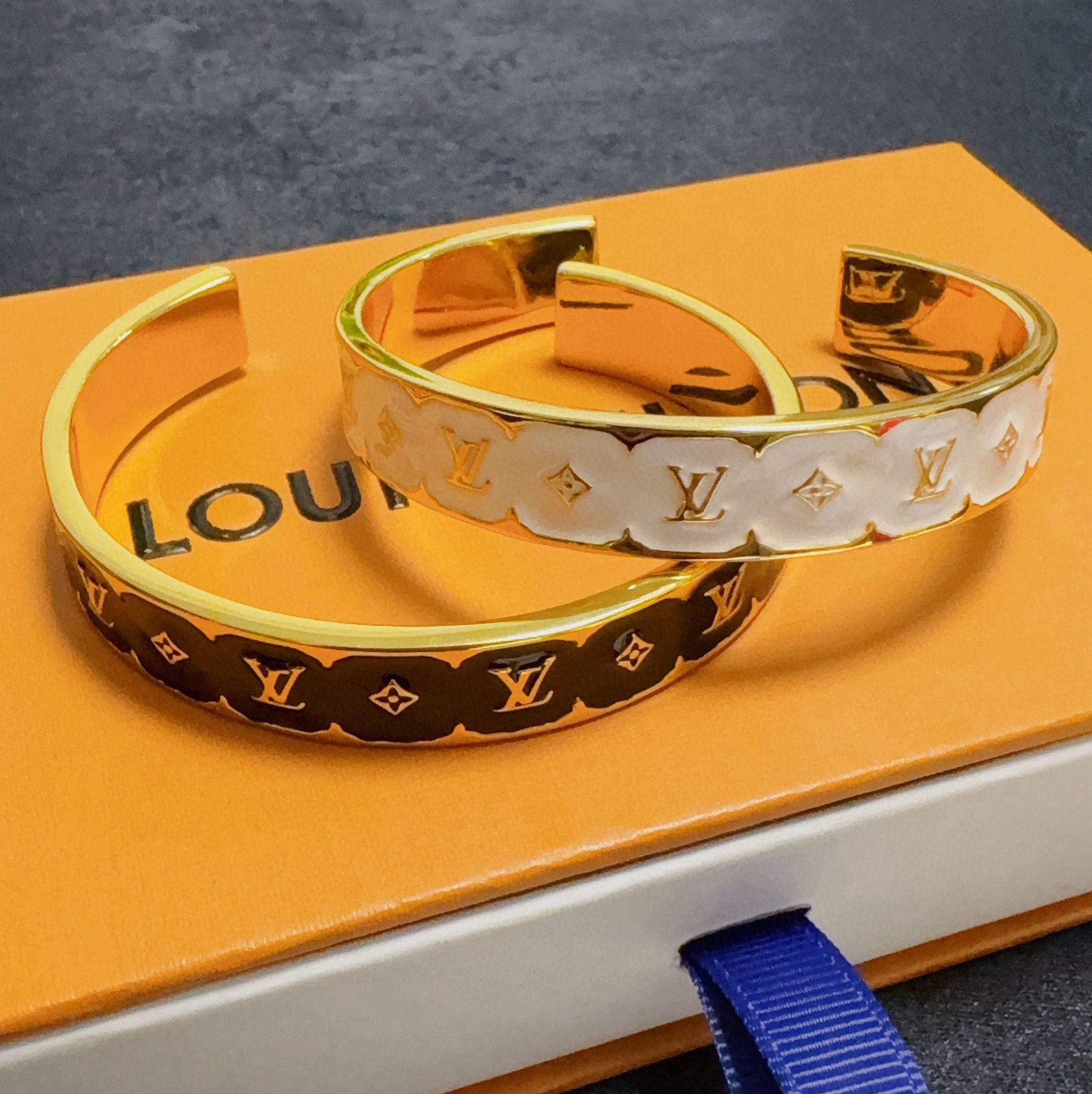 LV A貨白色琺瑯金邊手環經典Monogram雕刻款｜歐美奢侈品精品推薦
