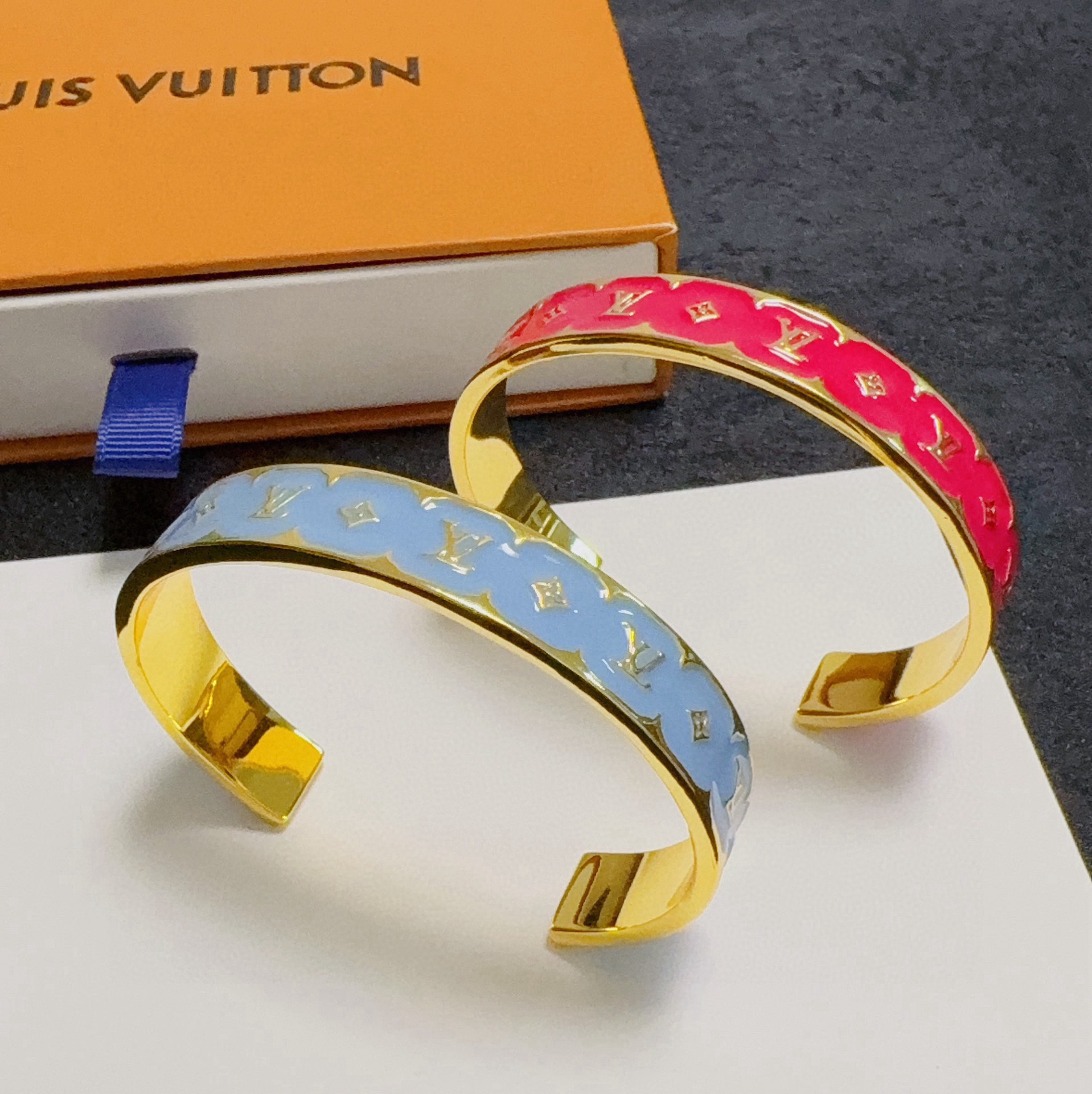 LV A貨白色琺瑯金邊手環經典Monogram雕刻款｜歐美奢侈品精品推薦