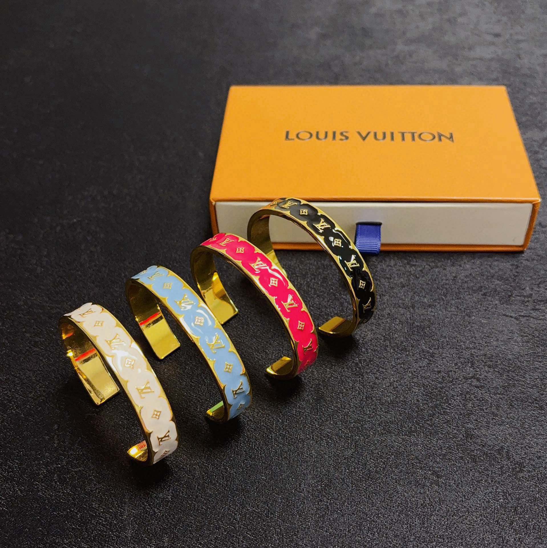LV A貨白色琺瑯金邊手環經典Monogram雕刻款｜歐美奢侈品精品推薦
