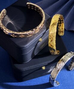 LV高仿Monogram雕刻開口手環三色可選時尚款