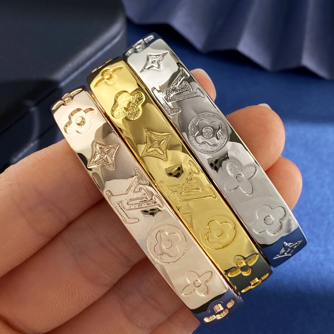 LV高仿Monogram雕刻開口手環三色可選時尚款｜歐美奢侈品精品推薦