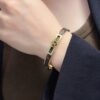 LV精品仿製皮革鑲嵌細版手環金色圓形Logo款｜歐美奢侈品精品推薦