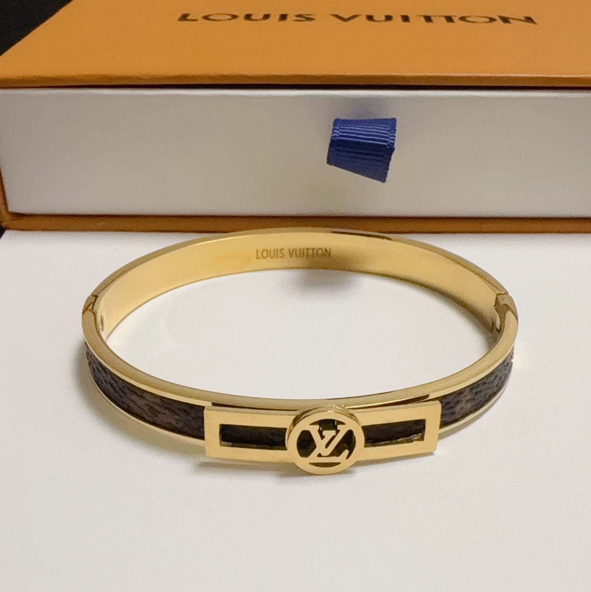 LV精品仿製皮革鑲嵌細版手環金色圓形Logo款｜歐美奢侈品精品推薦