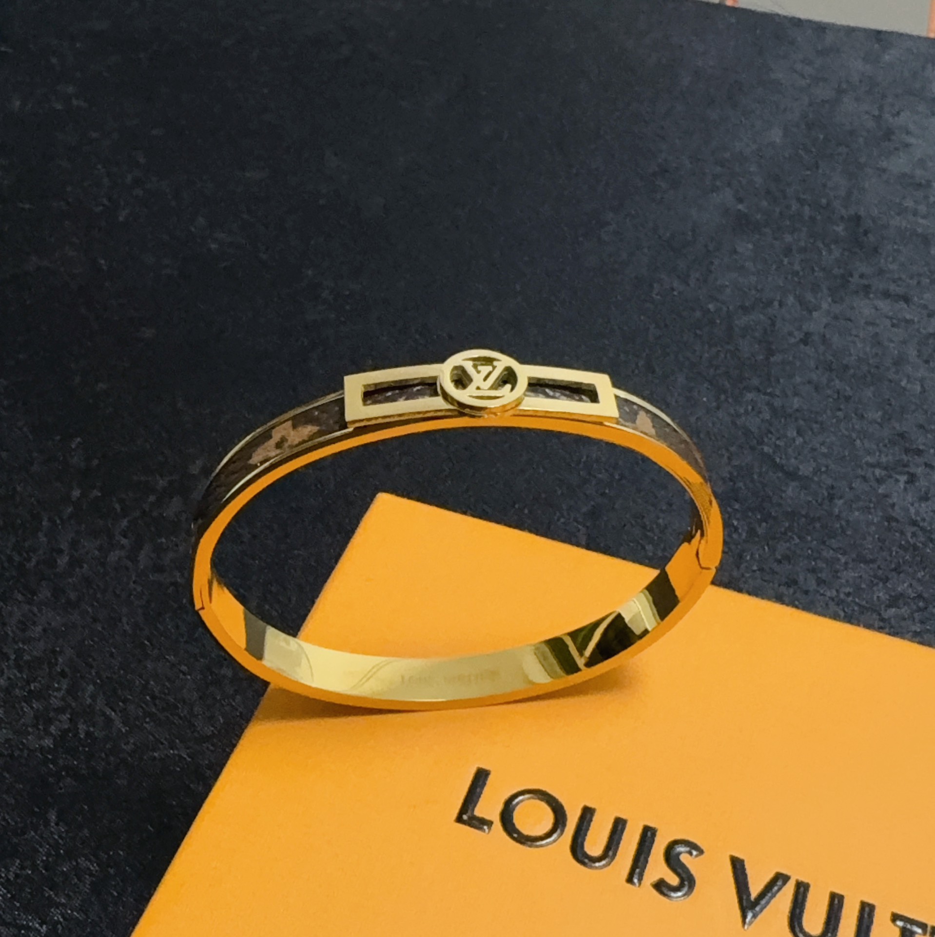 LV精品仿製皮革鑲嵌細版手環金色圓形Logo款｜歐美奢侈品精品推薦
