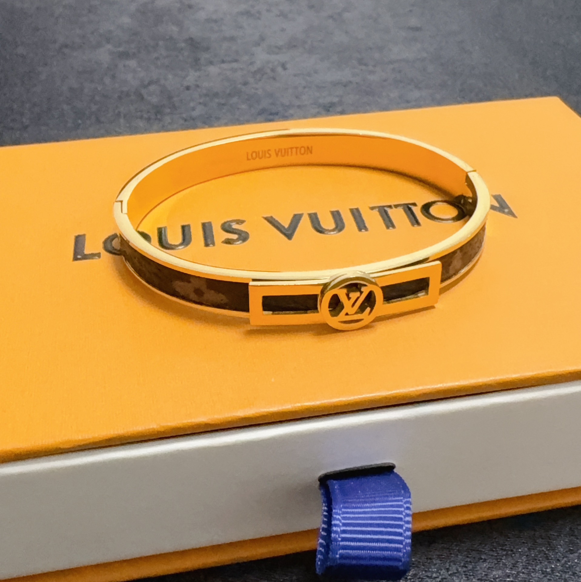 LV精品仿製皮革鑲嵌細版手環金色圓形Logo款｜歐美奢侈品精品推薦