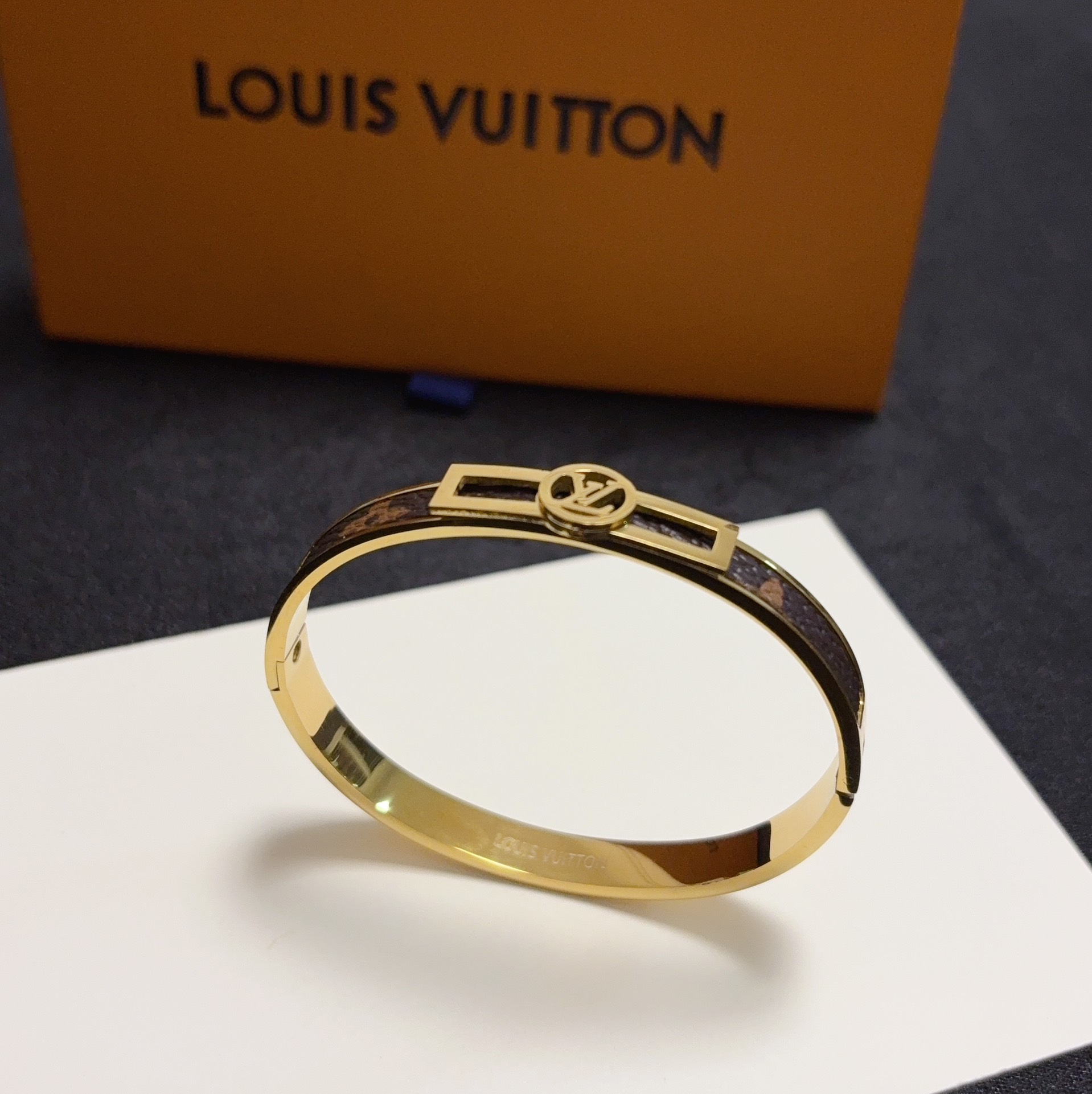 LV精品仿製皮革鑲嵌細版手環金色圓形Logo款｜歐美奢侈品精品推薦