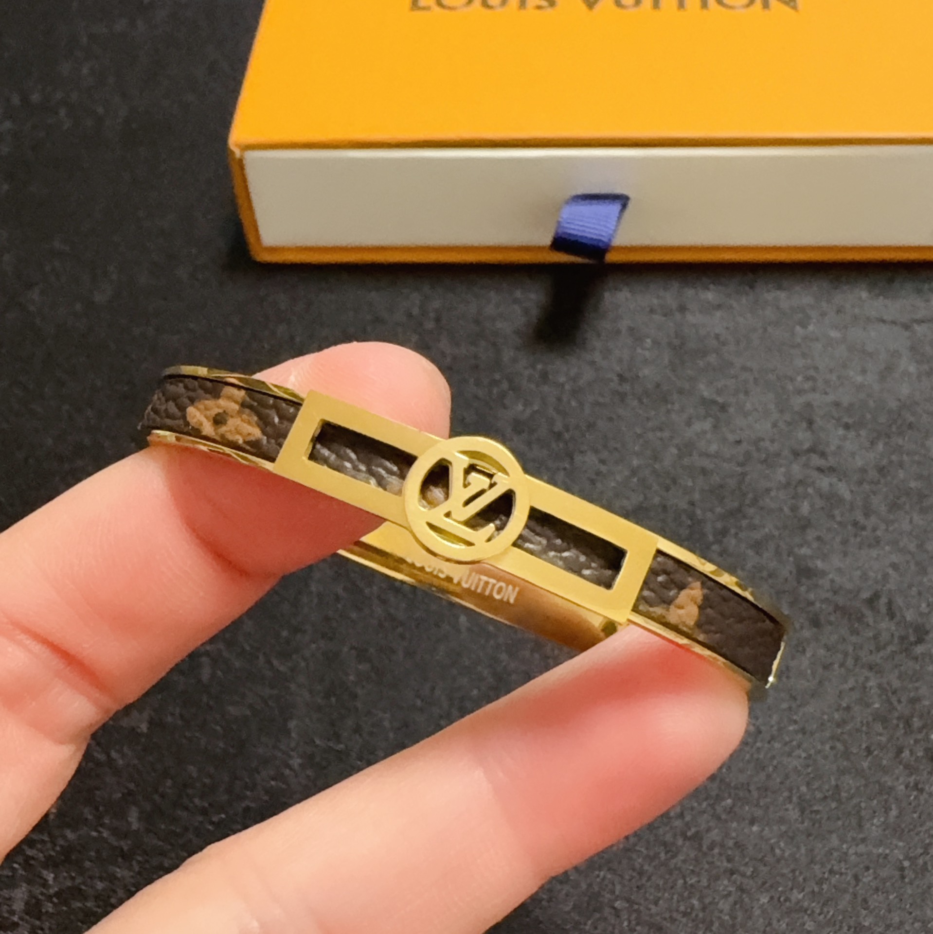LV精品仿製皮革鑲嵌細版手環金色圓形Logo款｜歐美奢侈品精品推薦