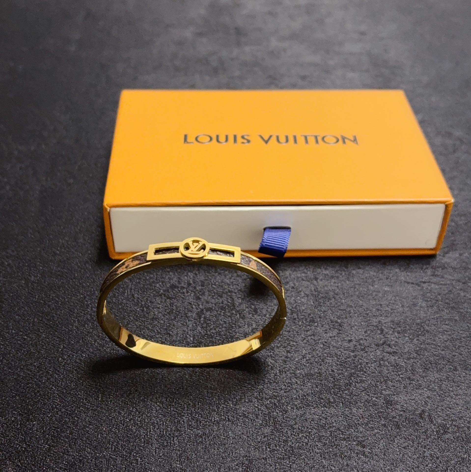 LV精品仿製皮革鑲嵌細版手環金色圓形Logo款｜歐美奢侈品精品推薦