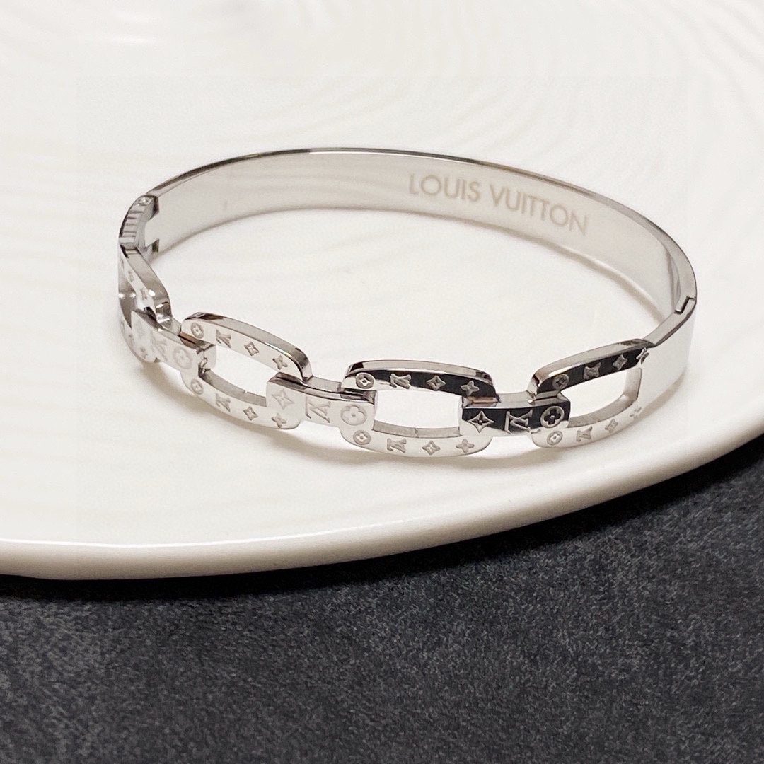 LV高仿銀色鏈節開口手鐲Monogram雕刻款｜歐美奢侈品精品推薦
