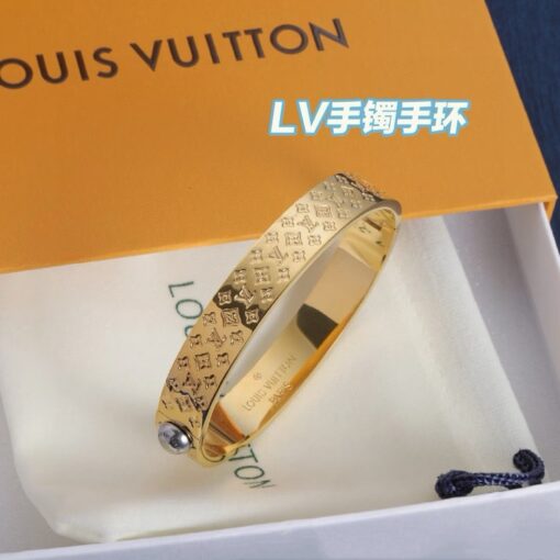 LV原單仿製金色Monogram雕刻開口手鐲