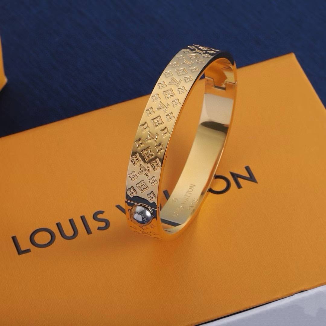 LV原單仿製金色Monogram雕刻開口手鐲｜歐美奢侈品精品推薦
