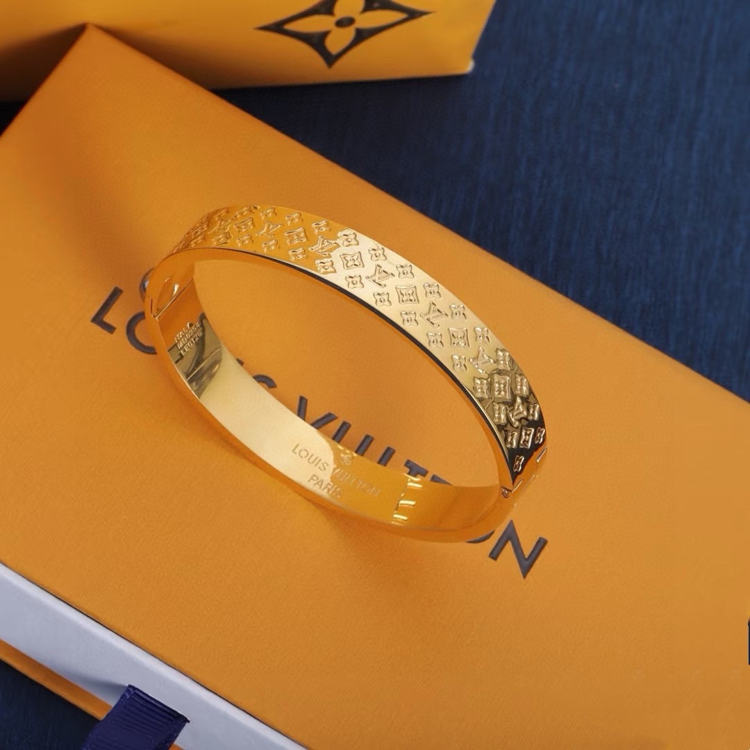 LV原單仿製金色Monogram雕刻開口手鐲｜歐美奢侈品精品推薦