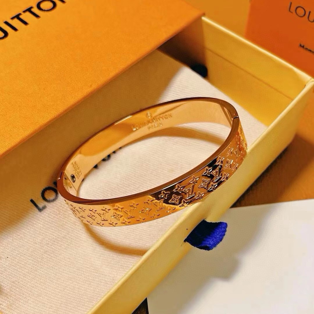 LV原單仿製金色Monogram雕刻開口手鐲｜歐美奢侈品精品推薦