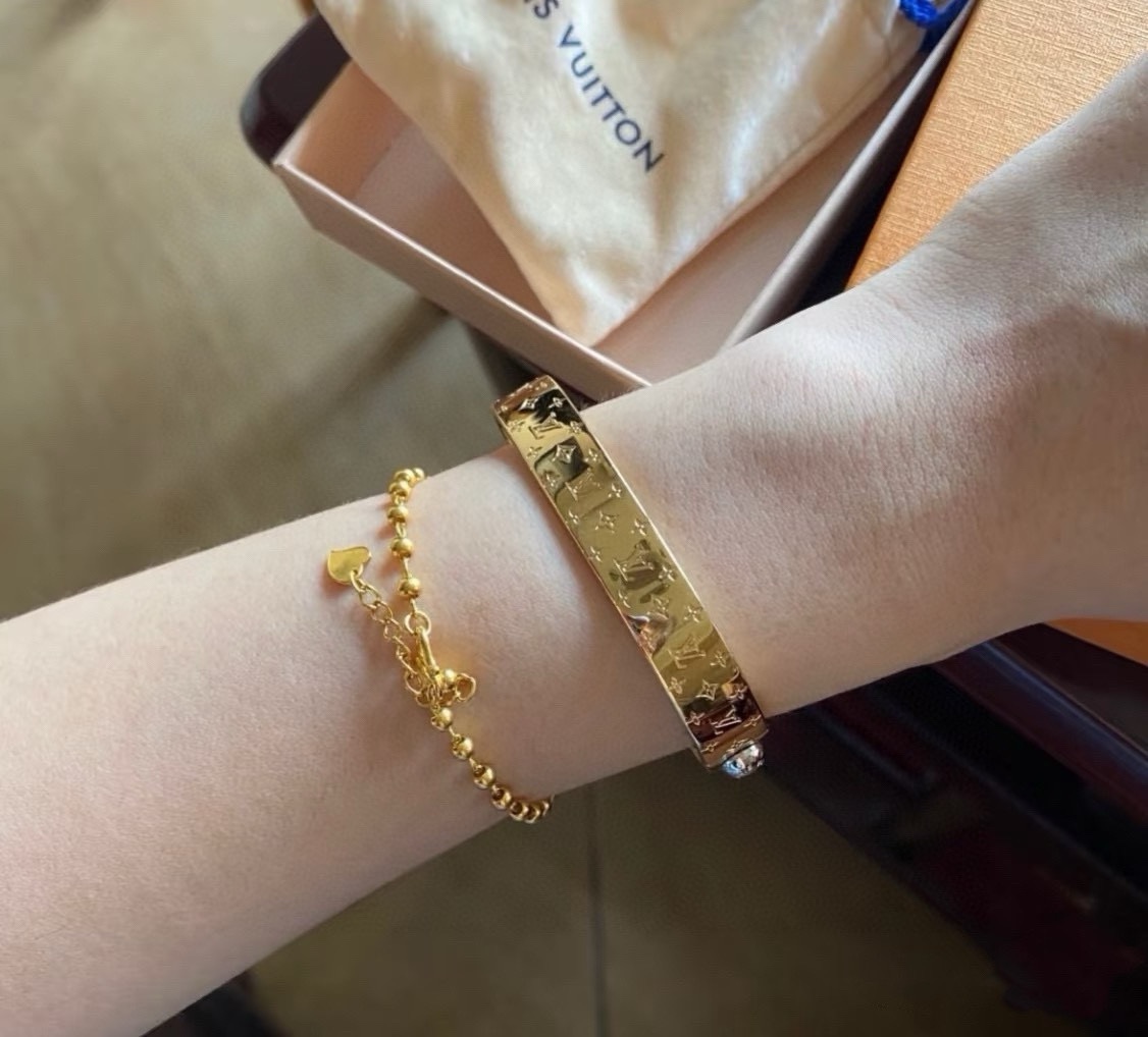 LV原單仿製金色Monogram雕刻開口手鐲｜歐美奢侈品精品推薦
