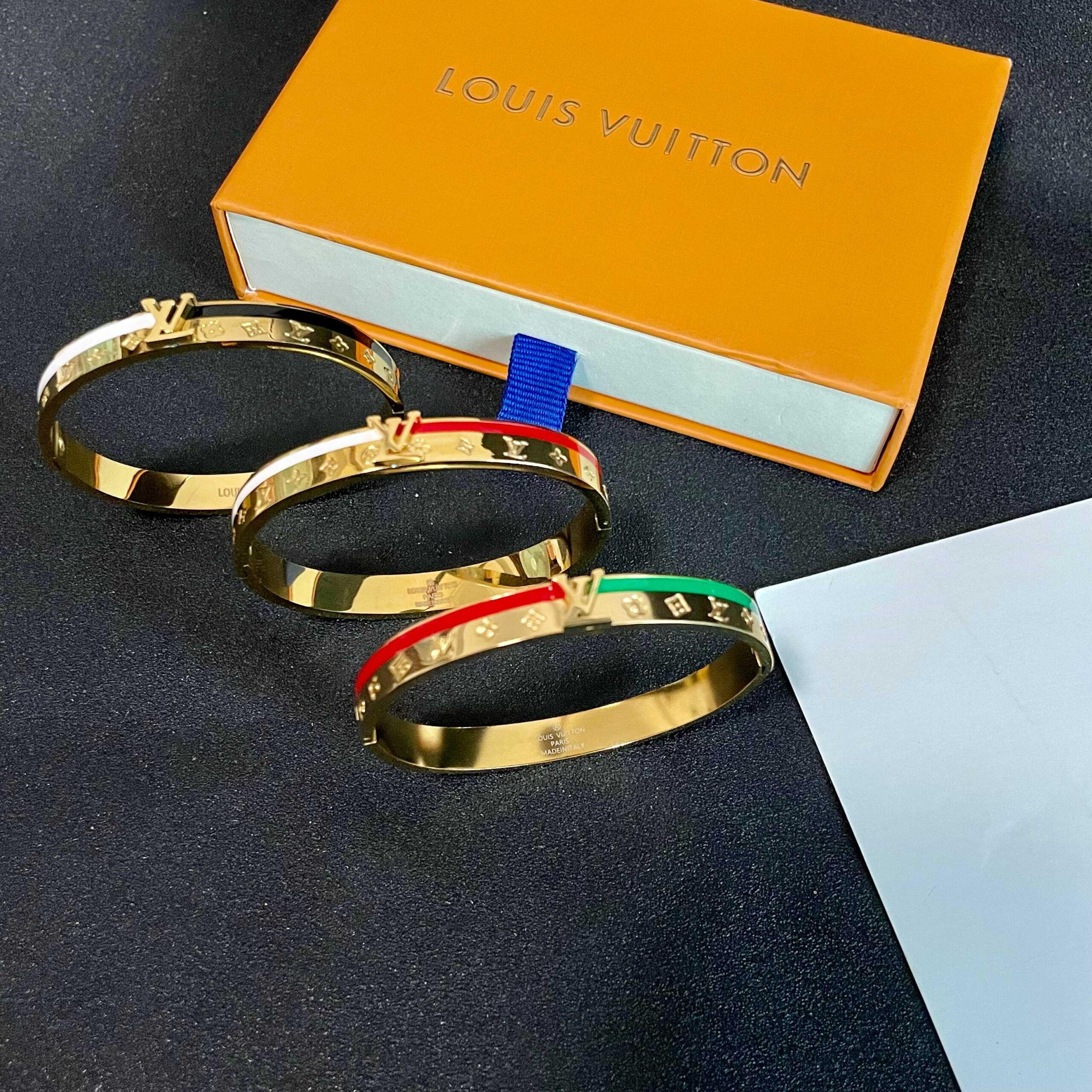 LV一比一仿製金色Monogram浮雕開口手鐲｜歐美奢侈品精品推薦