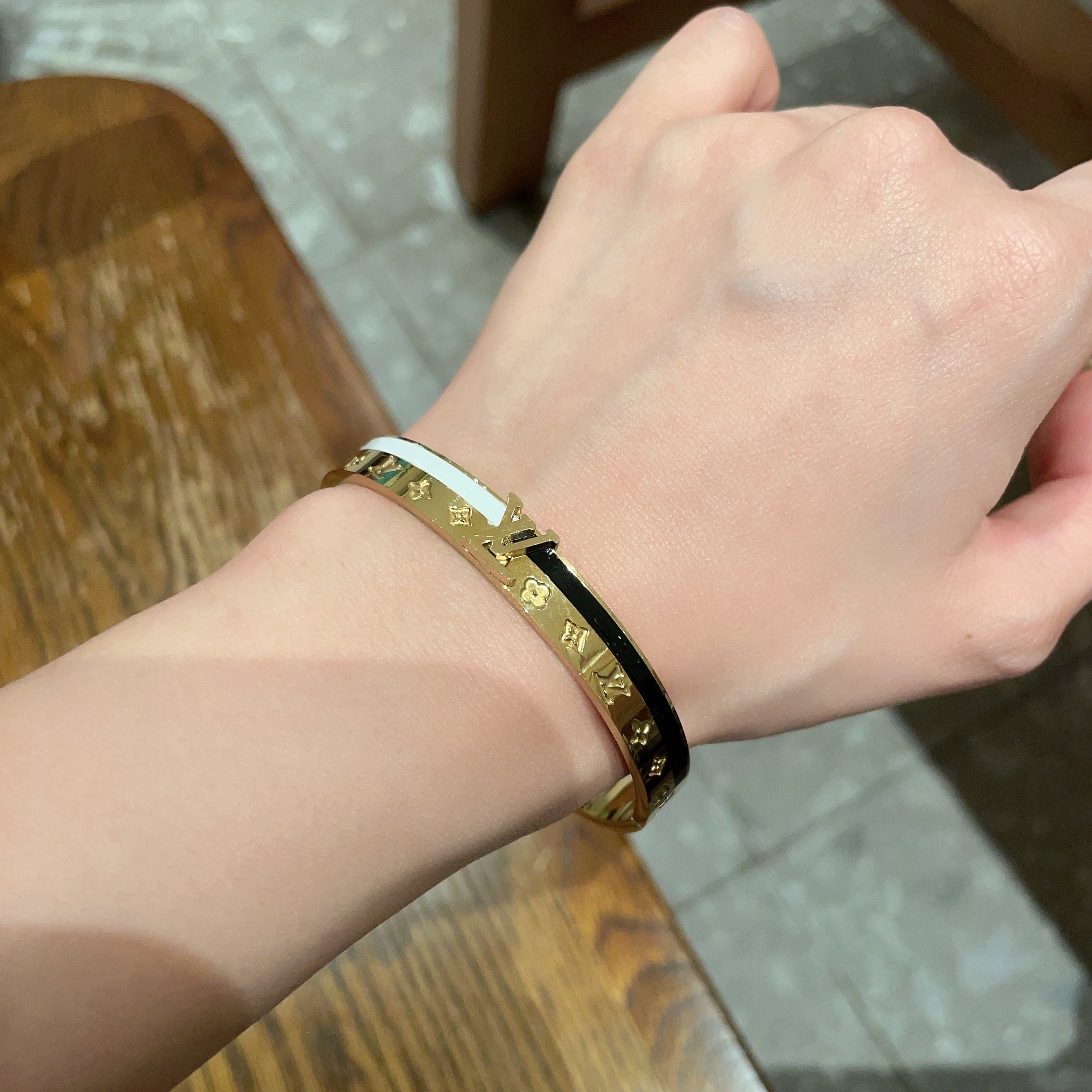 LV一比一仿製金色Monogram浮雕開口手鐲｜歐美奢侈品精品推薦