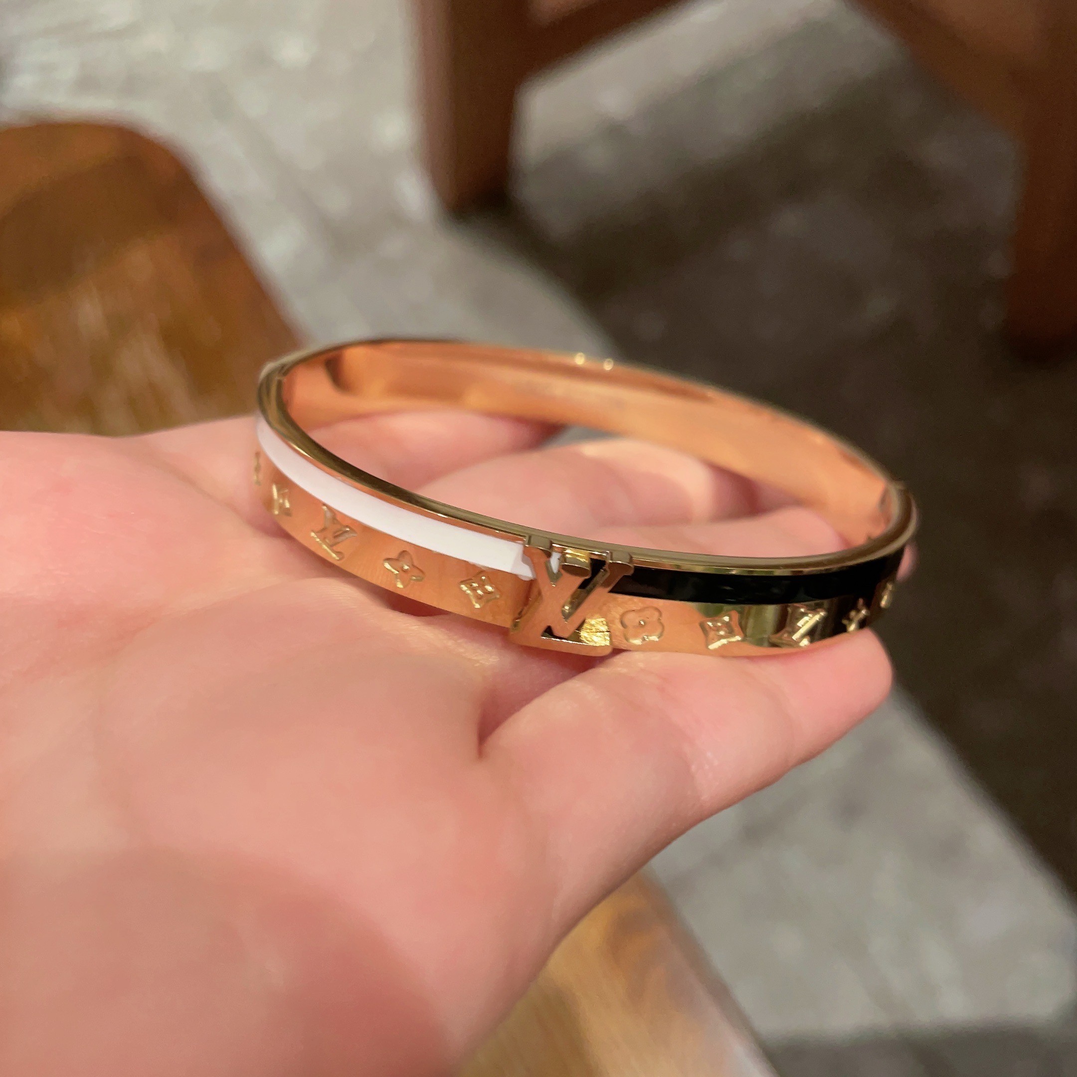 LV一比一仿製金色Monogram浮雕開口手鐲｜歐美奢侈品精品推薦