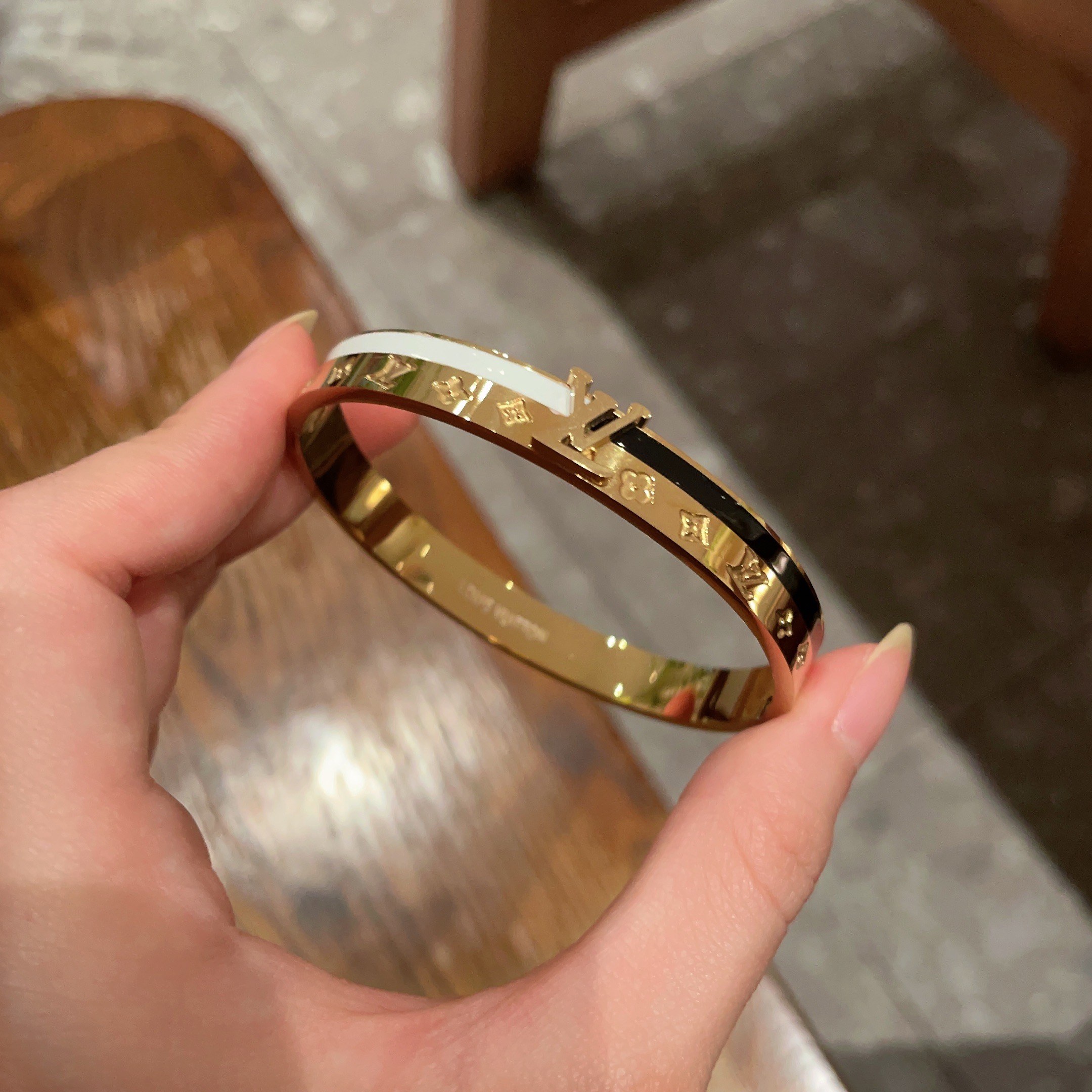 LV一比一仿製金色Monogram浮雕開口手鐲｜歐美奢侈品精品推薦