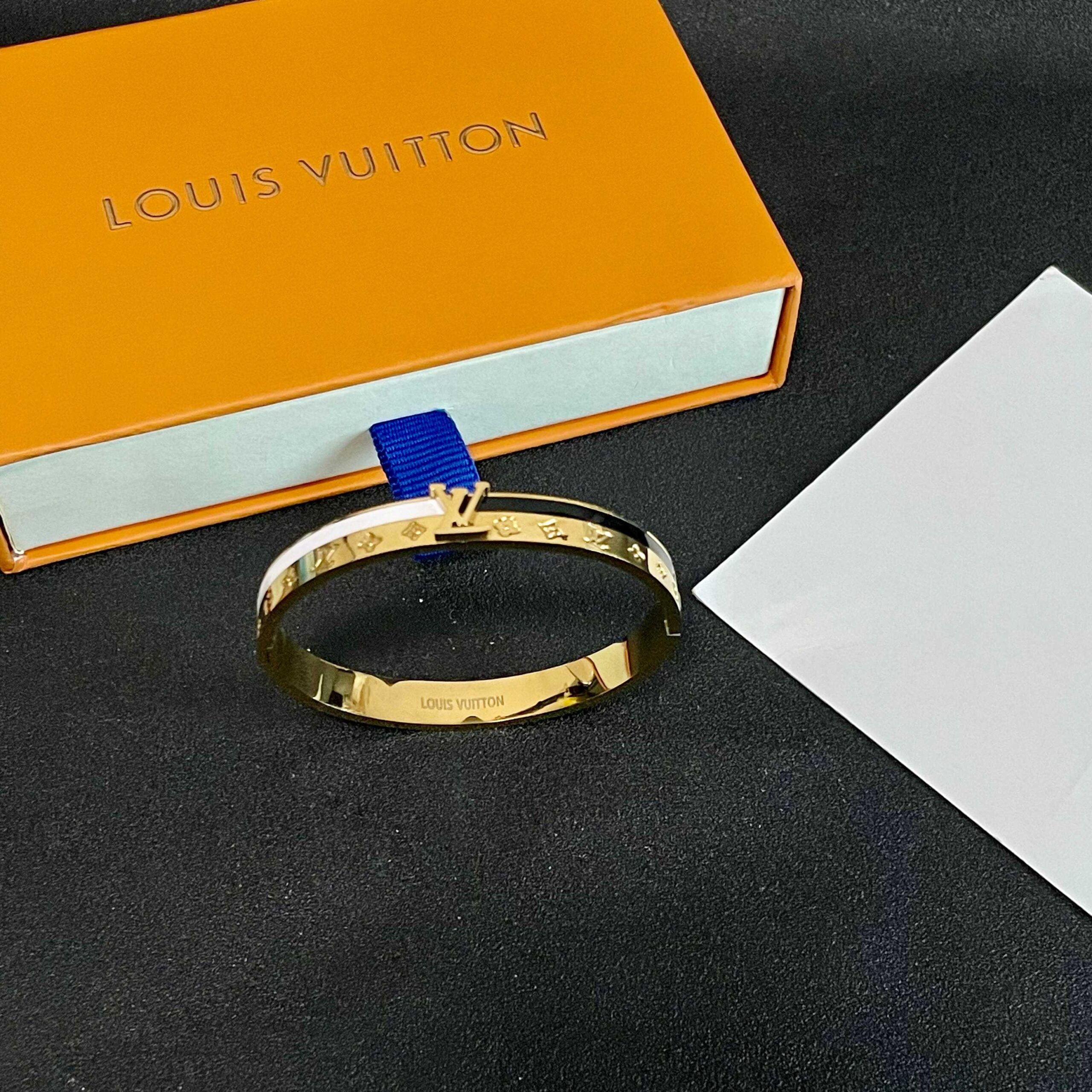 LV一比一仿製金色Monogram浮雕開口手鐲｜歐美奢侈品精品推薦