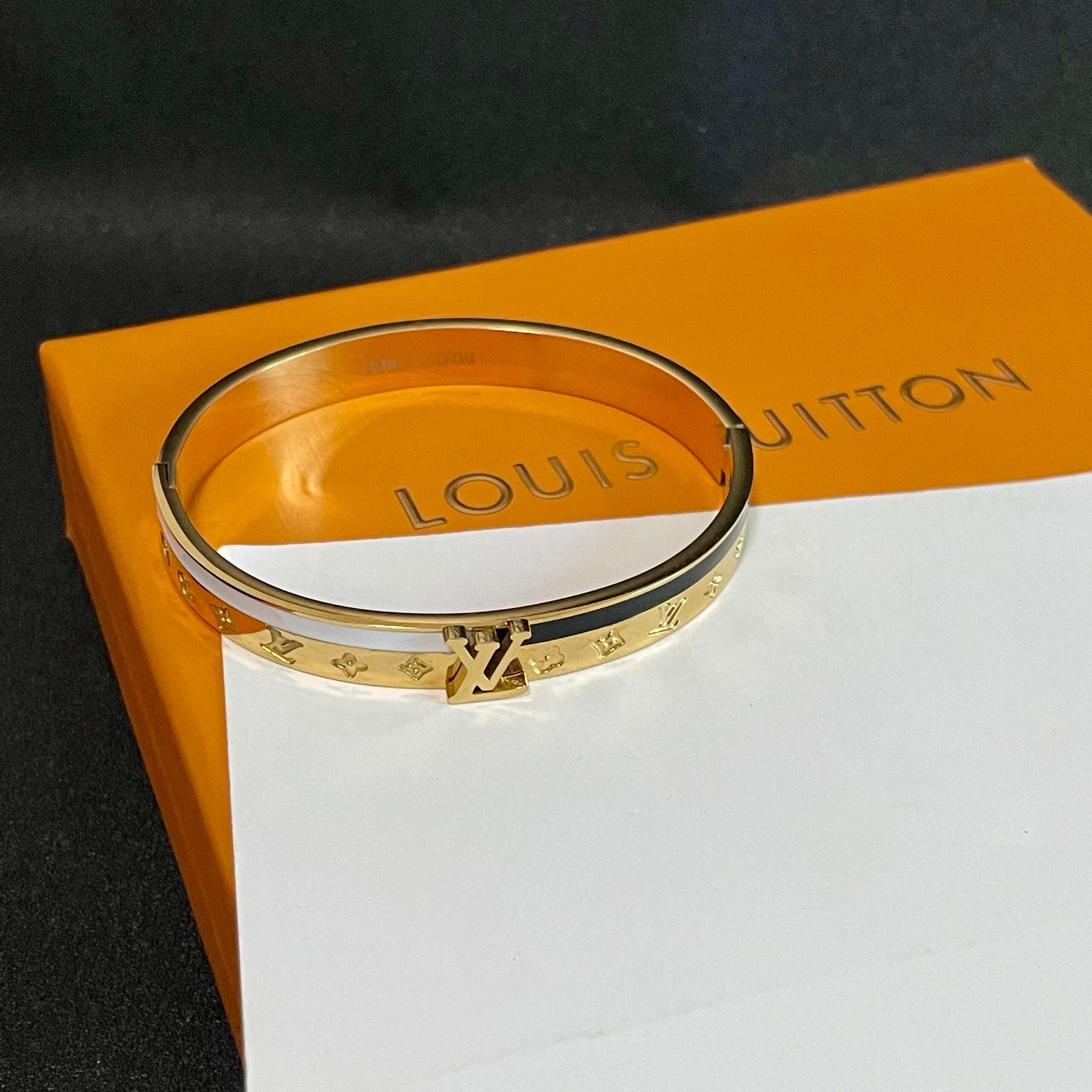 LV一比一仿製金色Monogram浮雕開口手鐲｜歐美奢侈品精品推薦