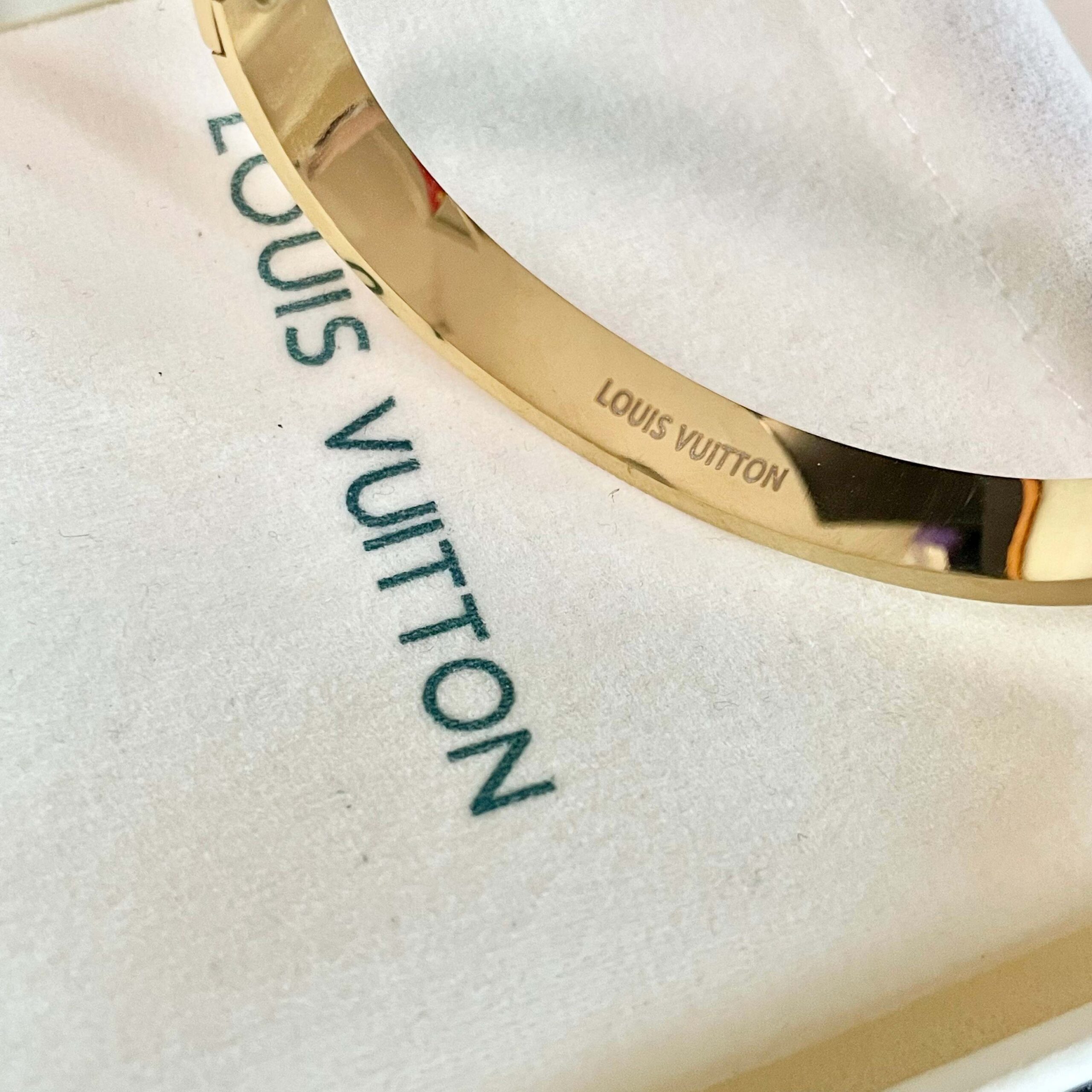 LV一比一仿製金色Monogram浮雕開口手鐲｜歐美奢侈品精品推薦