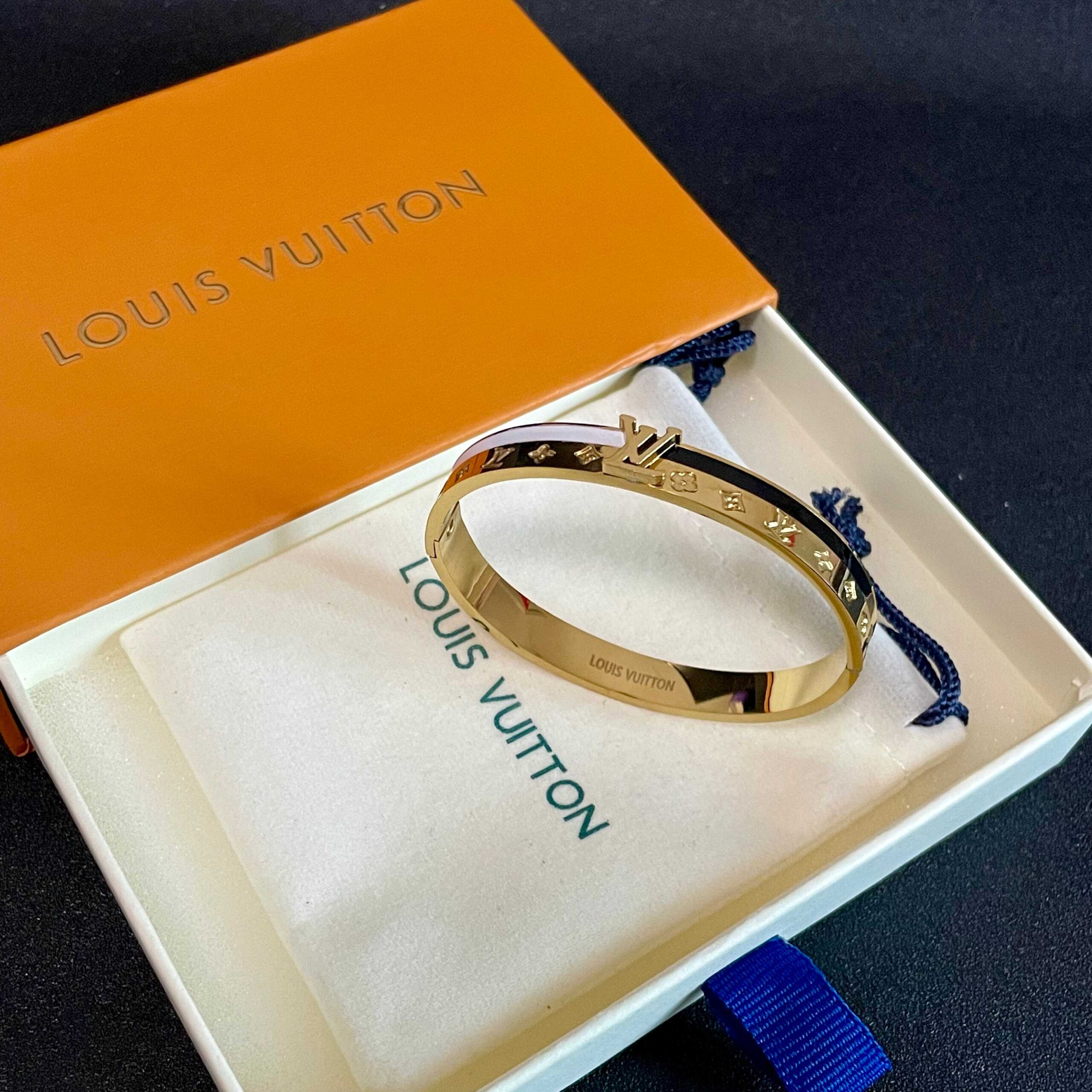 LV一比一仿製金色Monogram浮雕開口手鐲｜歐美奢侈品精品推薦
