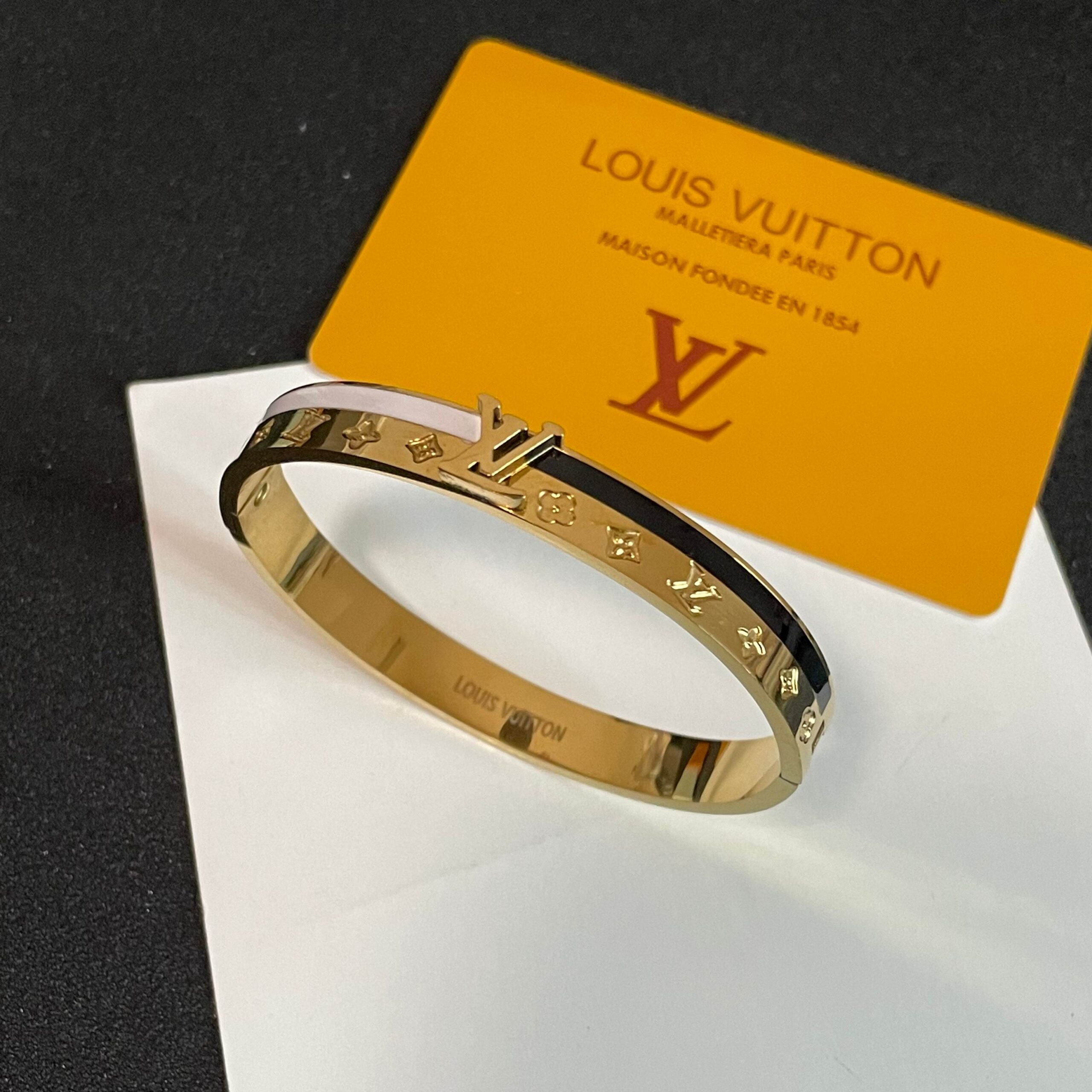 LV一比一仿製金色Monogram浮雕開口手鐲｜歐美奢侈品精品推薦