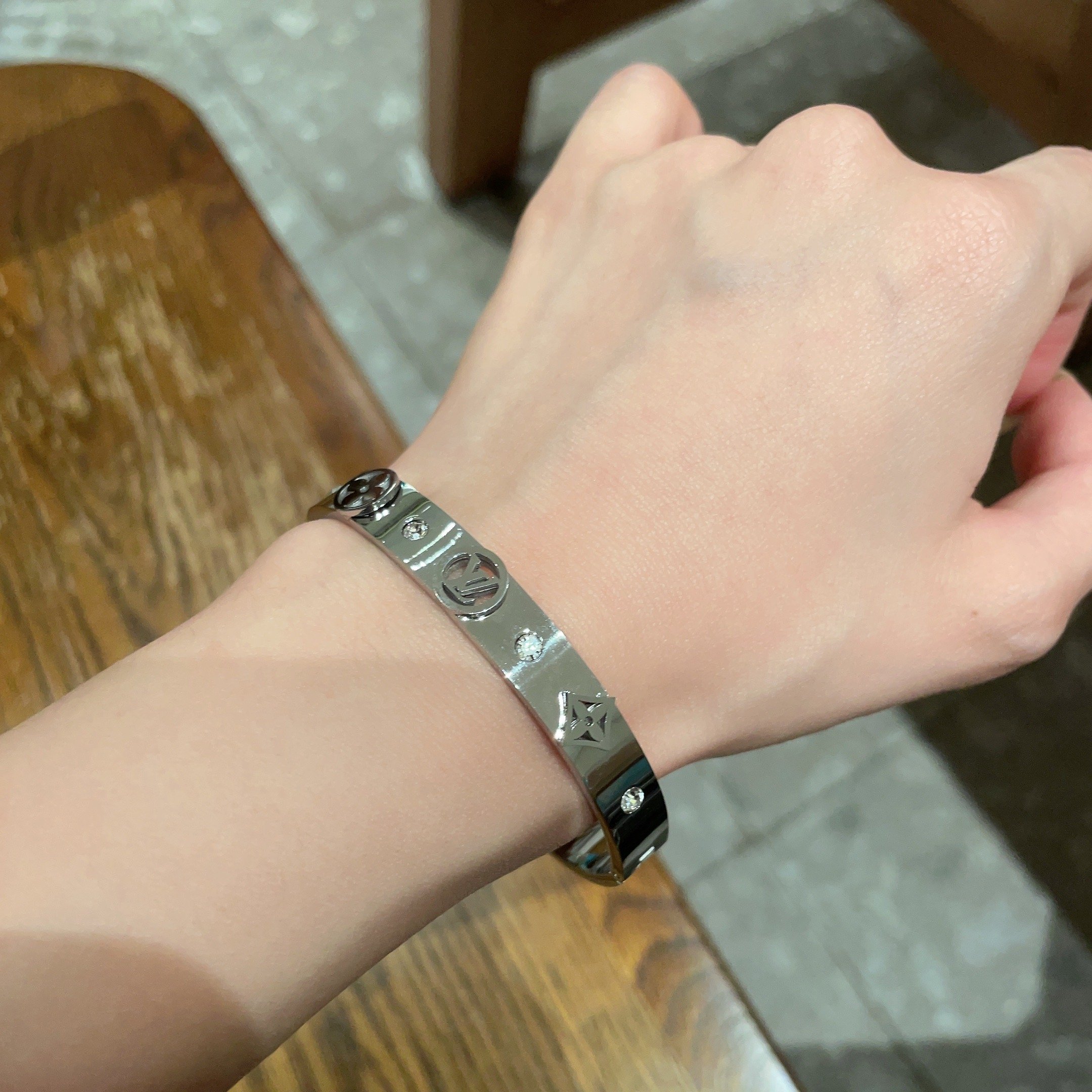 LV原單仿製銀色鑲鑽Monogram開口手鐲｜歐美奢侈品精品推薦