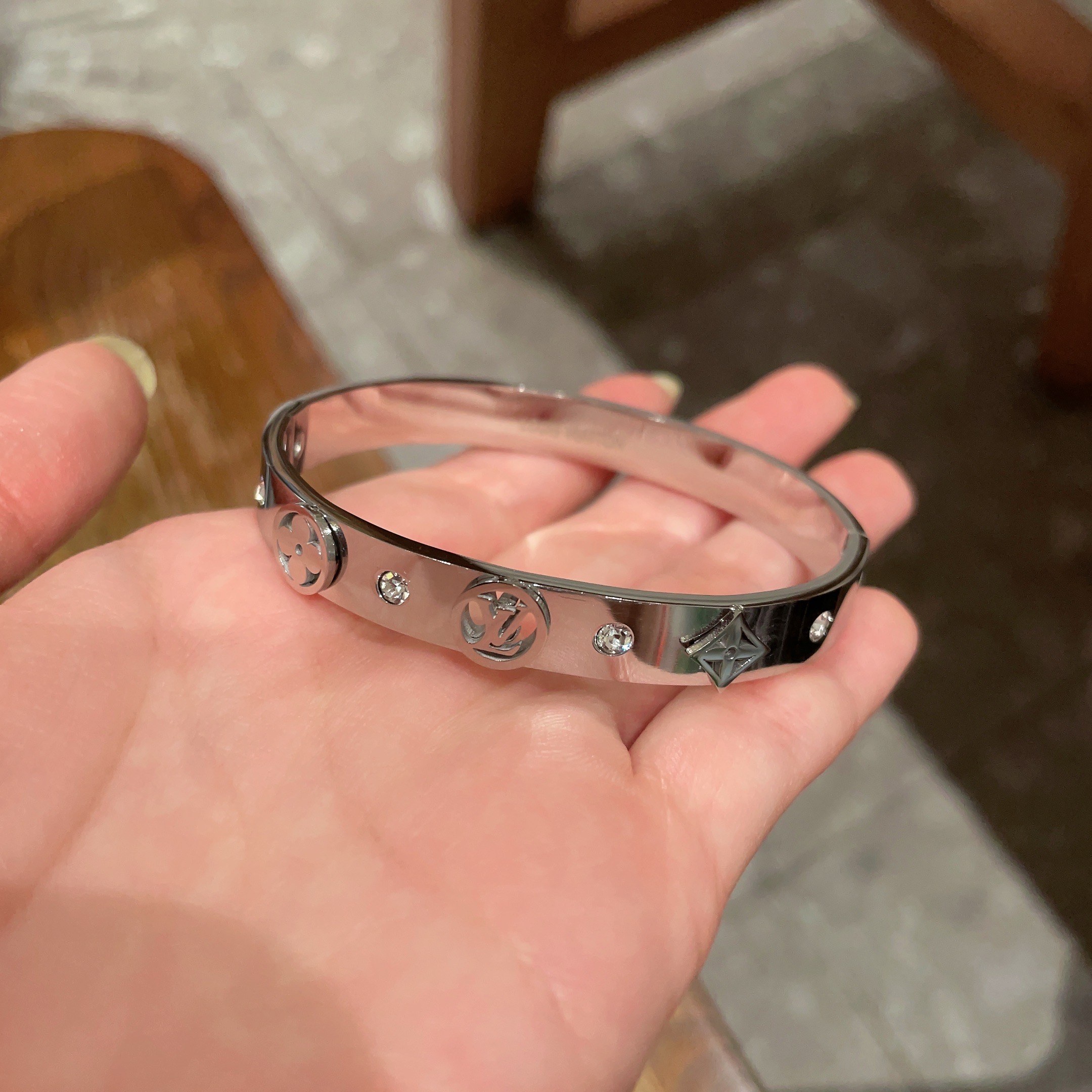 LV原單仿製銀色鑲鑽Monogram開口手鐲｜歐美奢侈品精品推薦