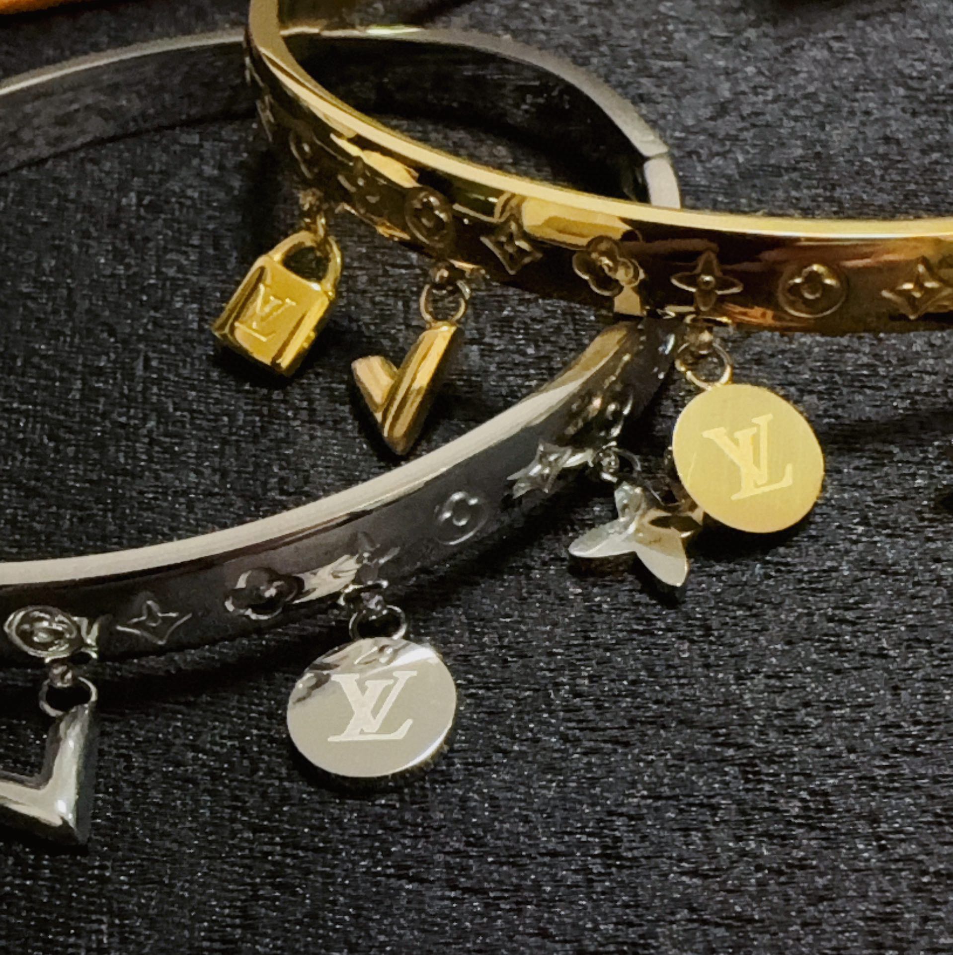 LV原單仿製黃金色吊飾Monogram手鐲｜歐美奢侈品精品推薦