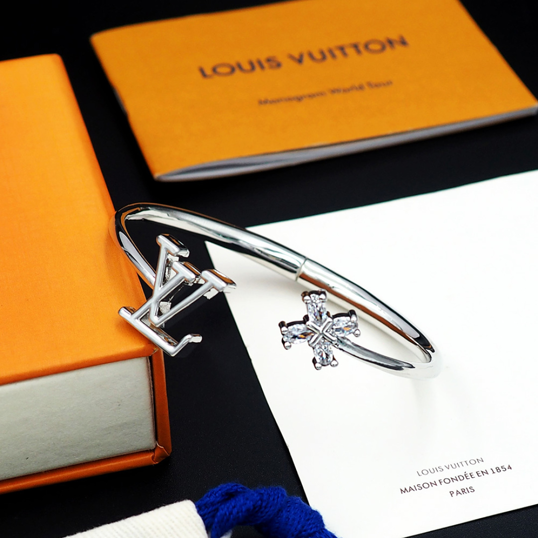 LV 精仿銀色 LV 字母水鑽手環 時尚百搭手鐲｜歐美奢侈品精品推薦