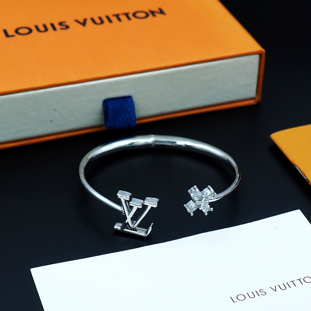 LV 精仿銀色 LV 字母水鑽手環 時尚百搭手鐲｜歐美奢侈品精品推薦