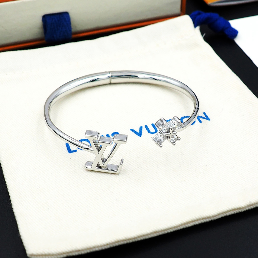 LV 精仿銀色 LV 字母水鑽手環 時尚百搭手鐲｜歐美奢侈品精品推薦