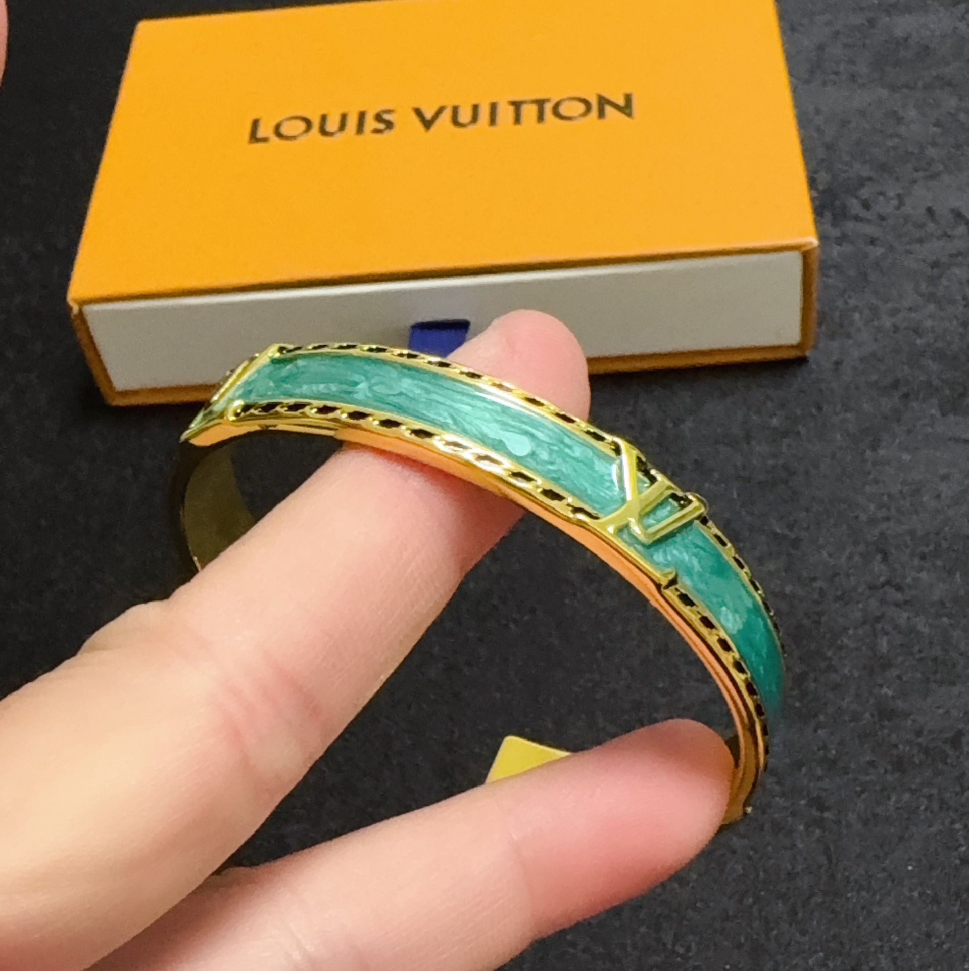 LV一比一女士手環 金邊設計 搭配綠色琺瑯 時尚百搭首飾｜歐美奢侈品精品推薦
