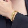 LV原單女士手環金色浮雕LOGO復古典雅款｜歐美奢侈品精品推薦