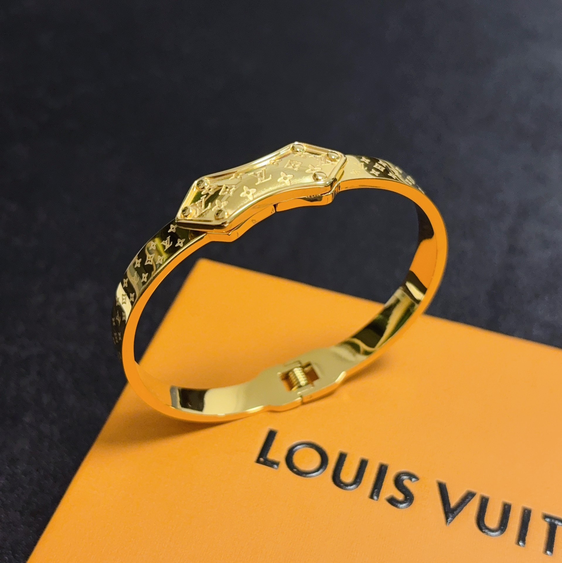 LV原單女士手環金色浮雕LOGO復古典雅款｜歐美奢侈品精品推薦