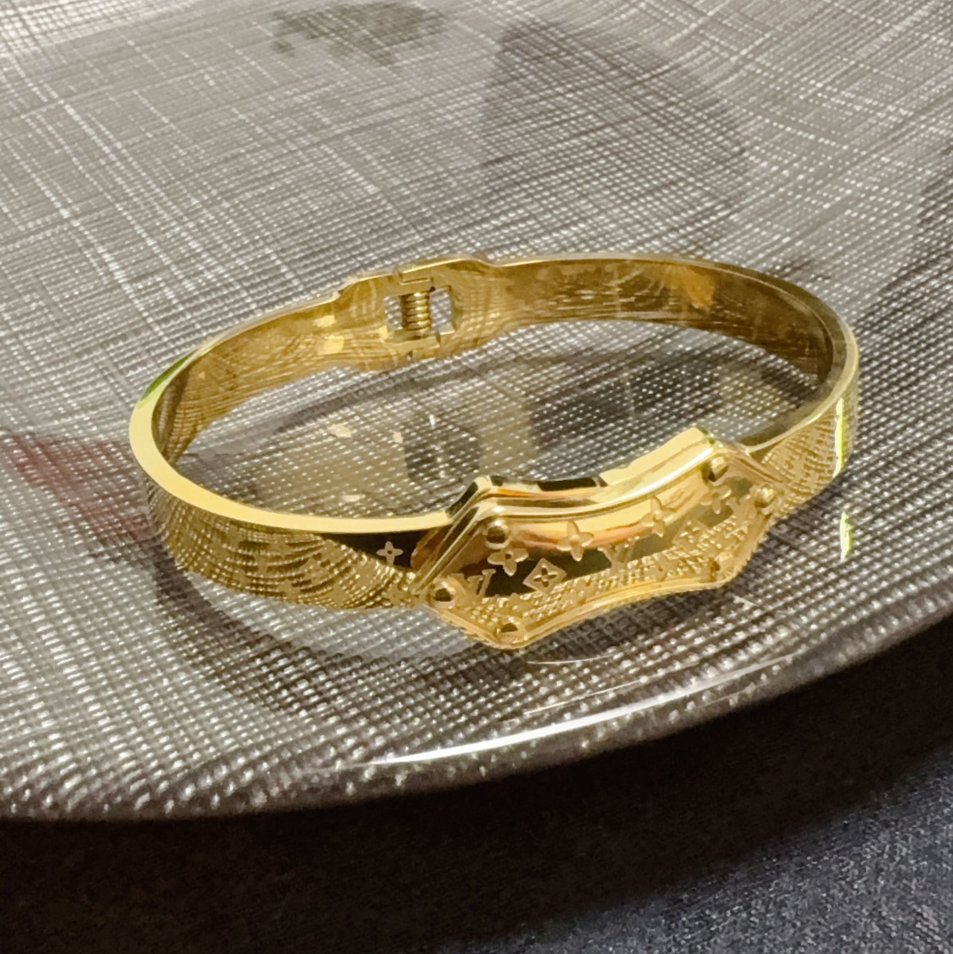 LV原單女士手環金色浮雕LOGO復古典雅款｜歐美奢侈品精品推薦