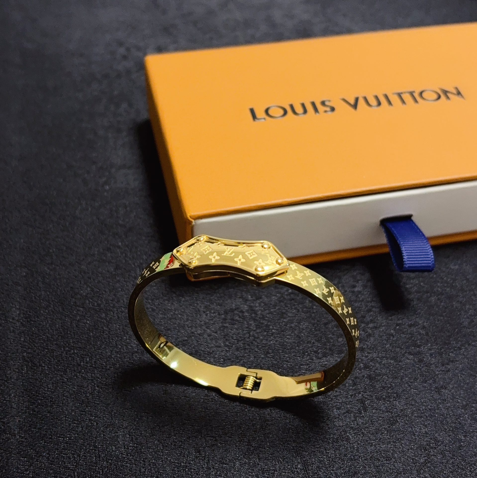 LV原單女士手環金色浮雕LOGO復古典雅款｜歐美奢侈品精品推薦