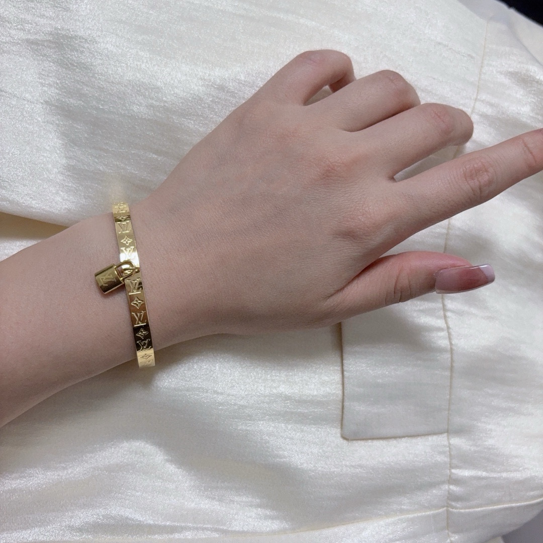 LV高仿女士手環 鎖頭吊飾設計 時尚百搭經典款｜歐美奢侈品精品推薦