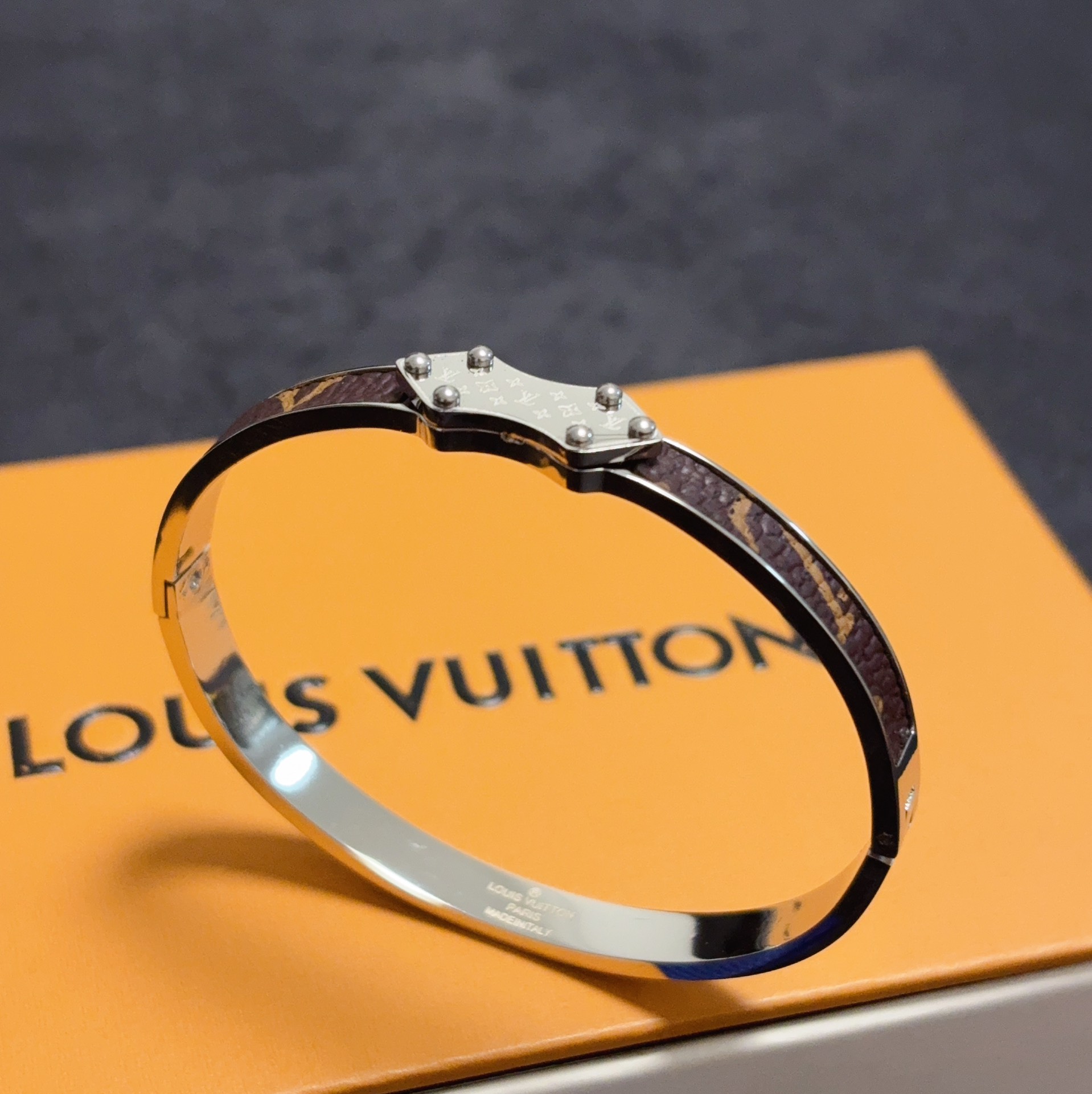 LV精品仿製女士手環黑金配色潮流個性款｜歐美奢侈品精品推薦