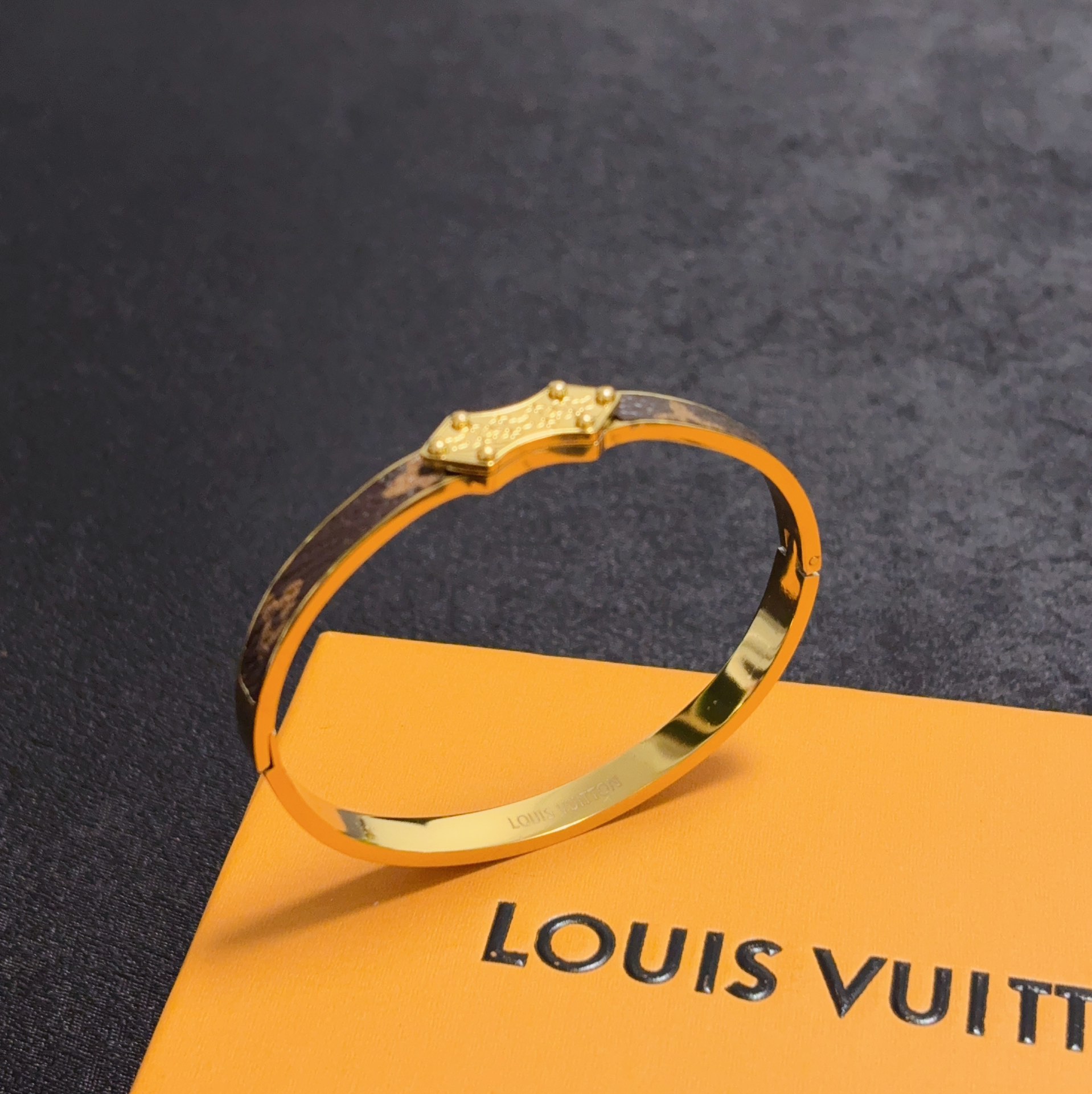 LV精品仿製女士手環黑金配色潮流個性款｜歐美奢侈品精品推薦