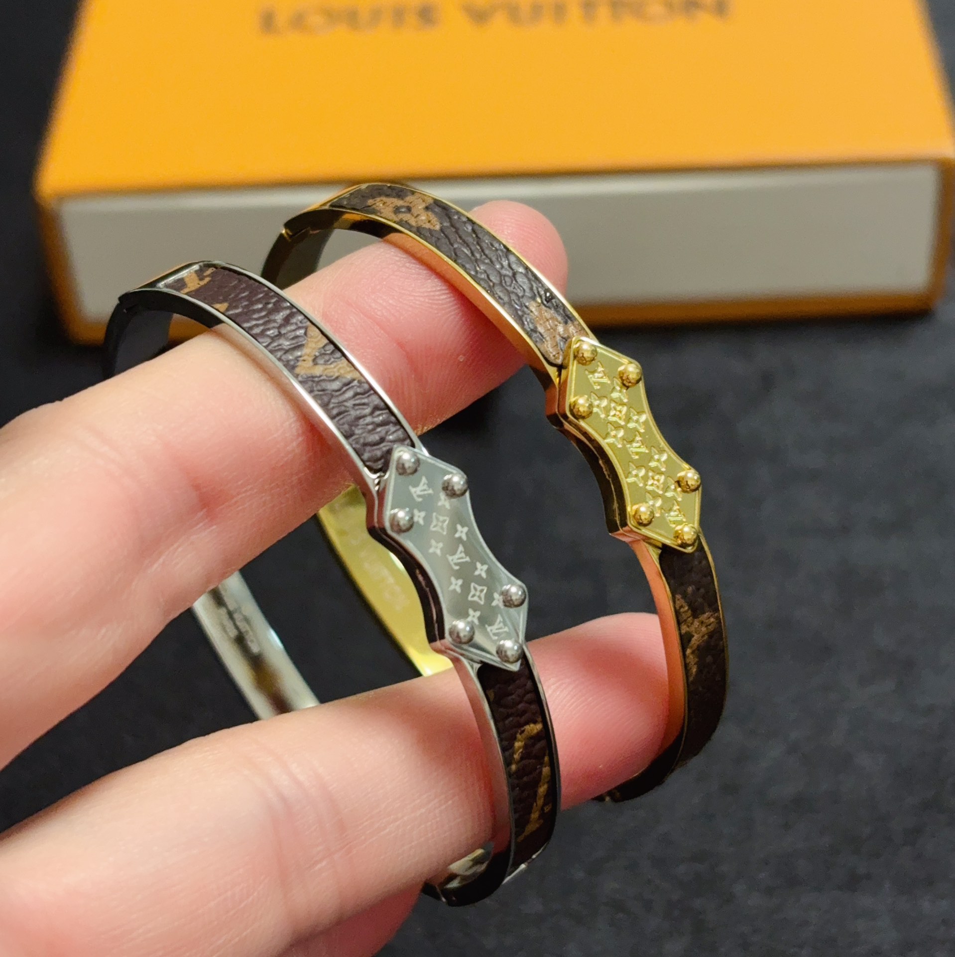 LV精品仿製女士手環黑金配色潮流個性款｜歐美奢侈品精品推薦