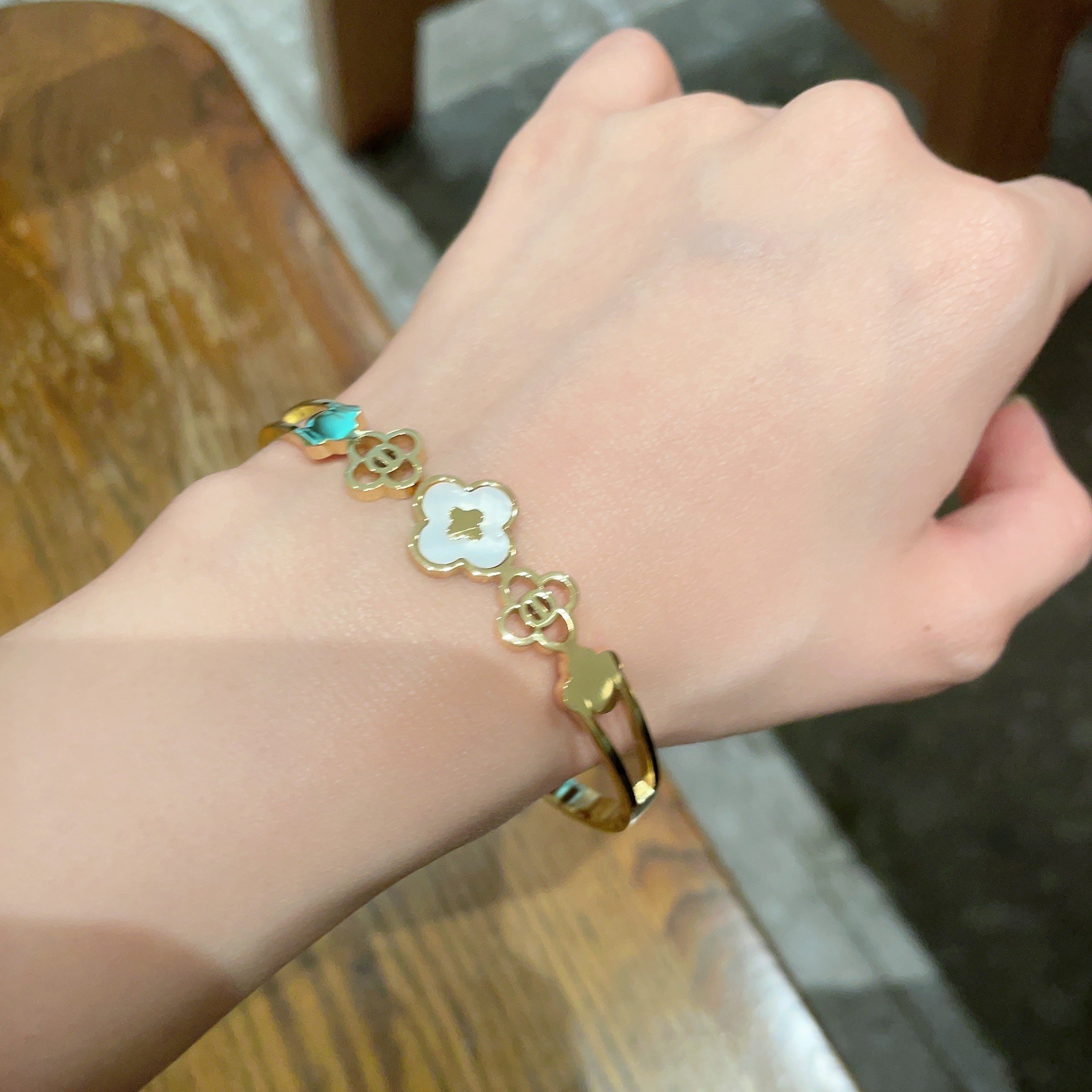 LV高仿女士手環 珍珠母貝花朵鏤空連結 典雅細緻好搭配｜歐美奢侈品精品推薦