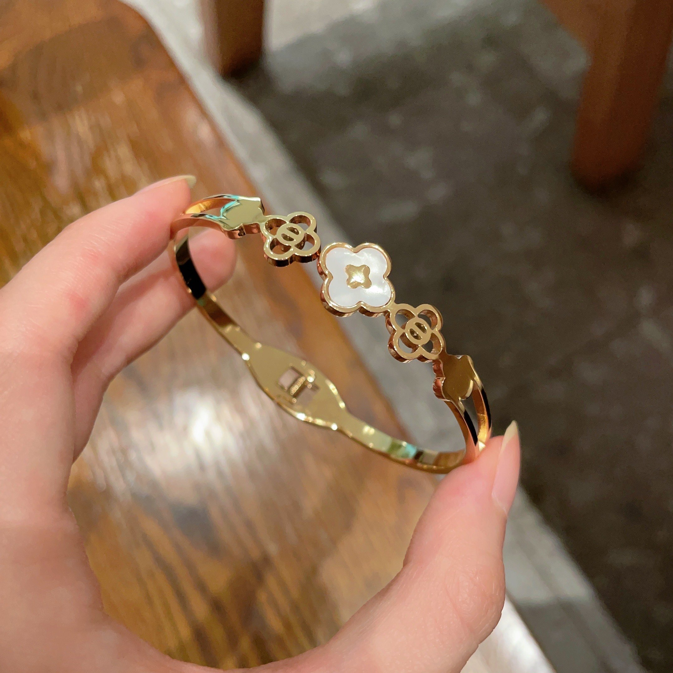 LV高仿女士手環 珍珠母貝花朵鏤空連結 典雅細緻好搭配｜歐美奢侈品精品推薦
