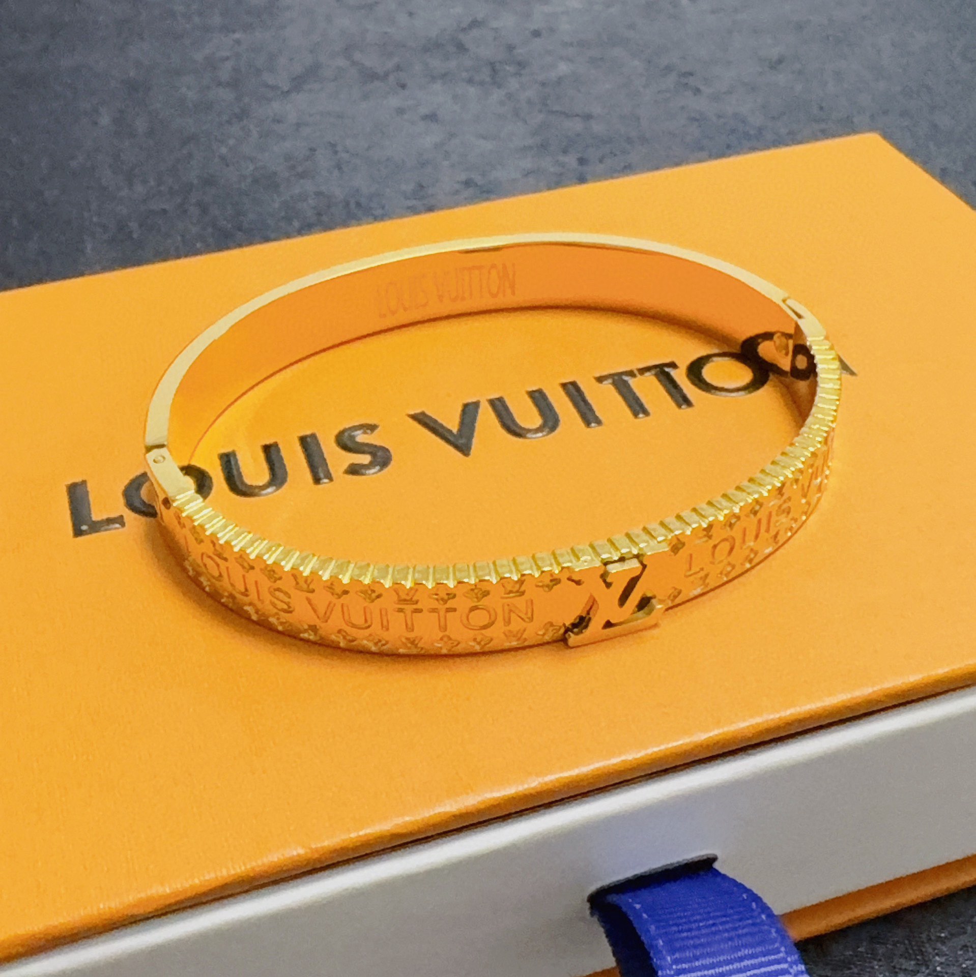 LV高仿金色手環 男女同款經典浮雕LOGO手鐲 百搭氣質款｜歐美奢侈品精品推薦