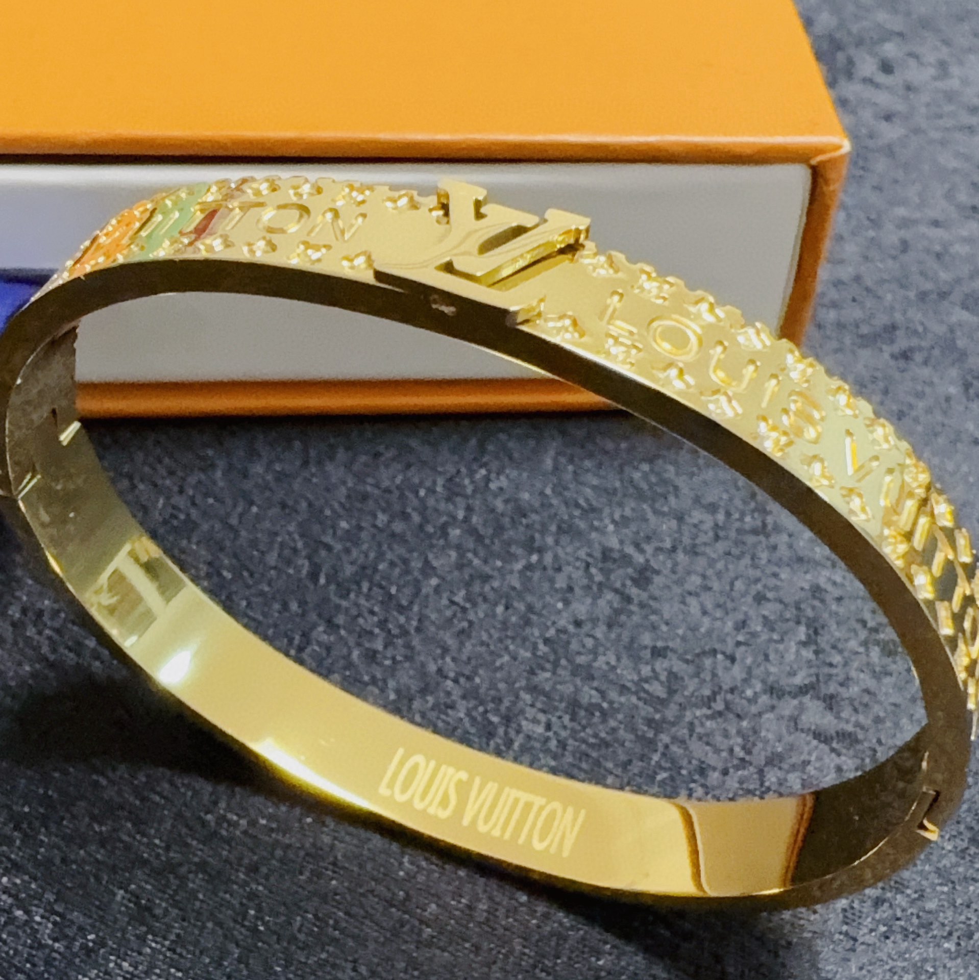 LV高仿金色手環 男女同款經典浮雕LOGO手鐲 百搭氣質款｜歐美奢侈品精品推薦