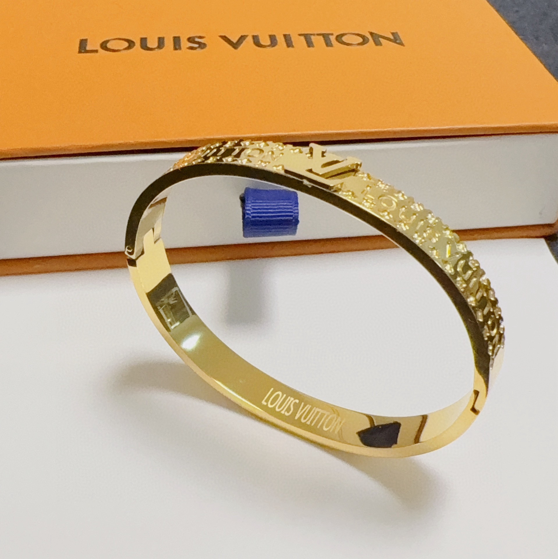LV高仿金色手環 男女同款經典浮雕LOGO手鐲 百搭氣質款｜歐美奢侈品精品推薦
