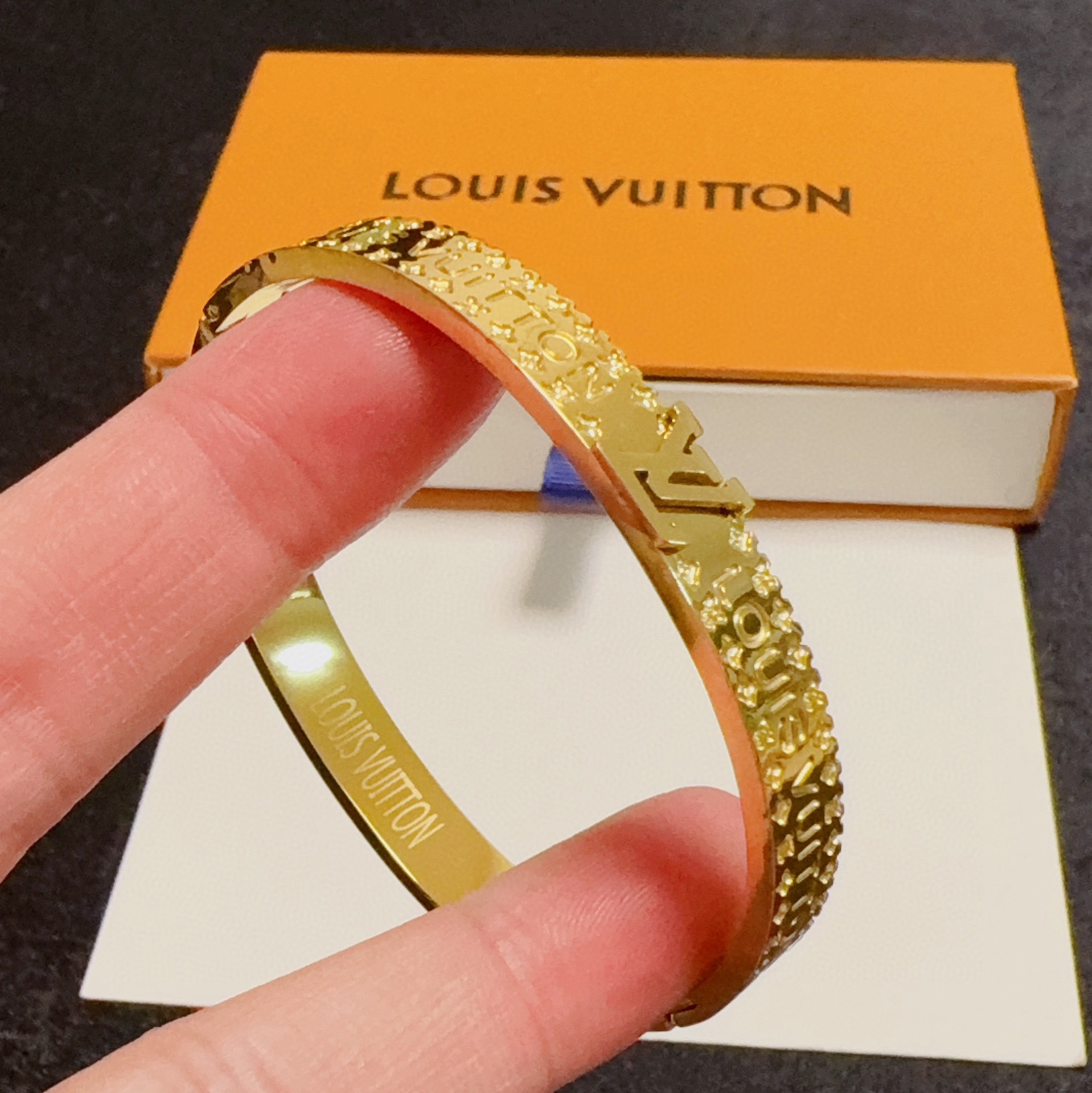 LV高仿金色手環 男女同款經典浮雕LOGO手鐲 百搭氣質款｜歐美奢侈品精品推薦