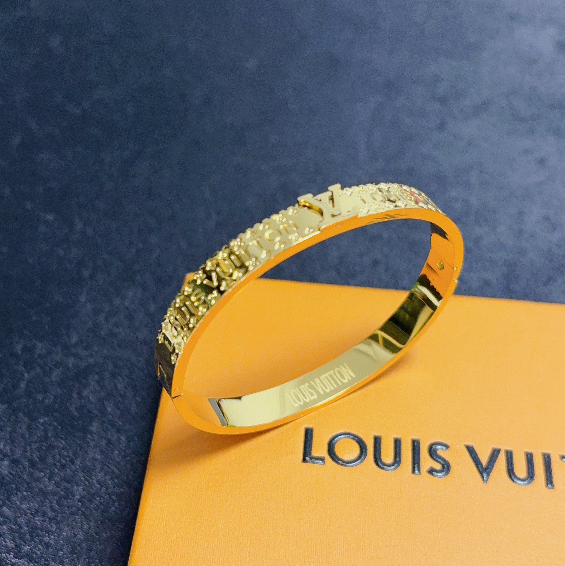 LV高仿金色手環 男女同款經典浮雕LOGO手鐲 百搭氣質款｜歐美奢侈品精品推薦