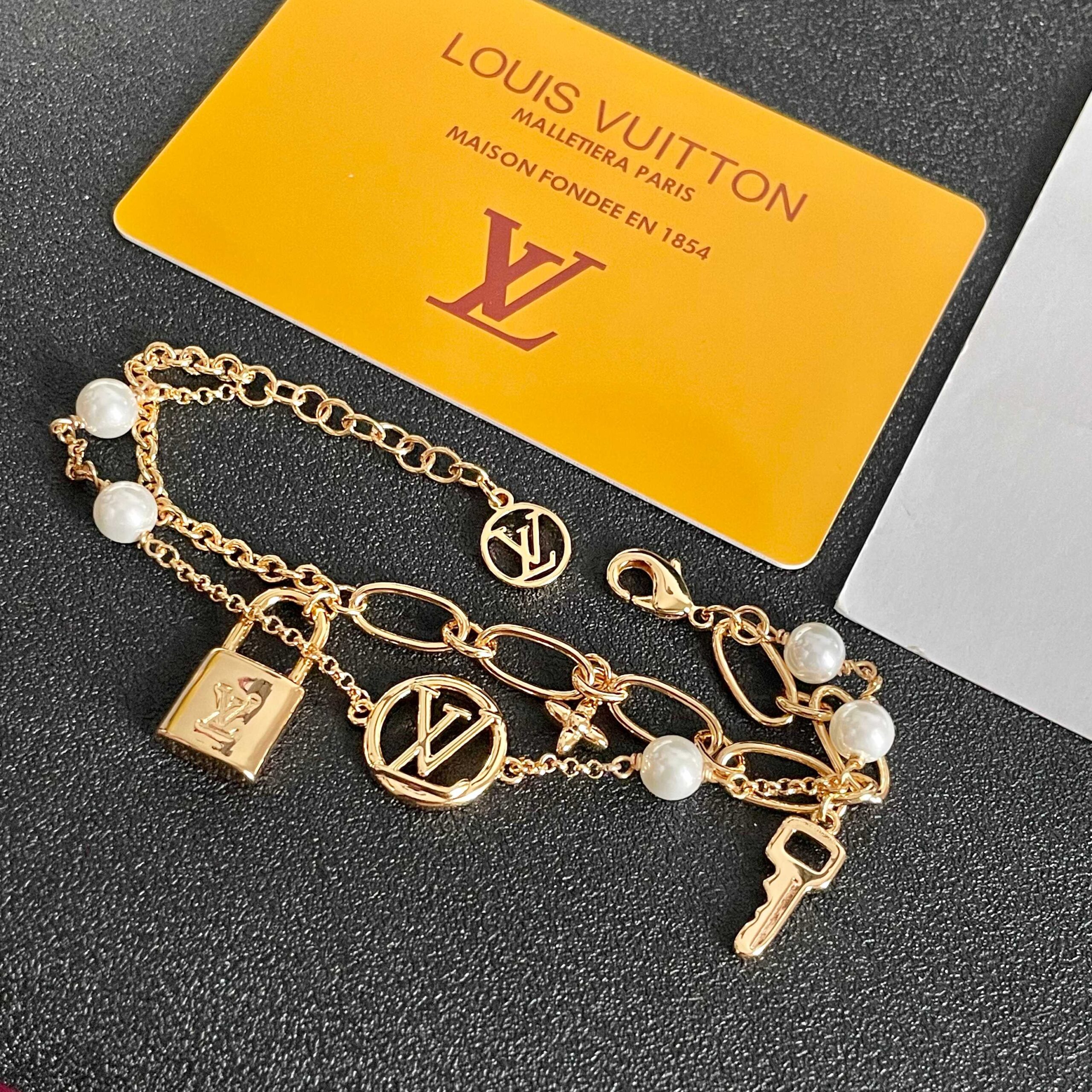 LV 高仿女士金色鎖扣珍珠手鏈套組 雙層設計 優雅時尚｜歐美奢侈品精品推薦